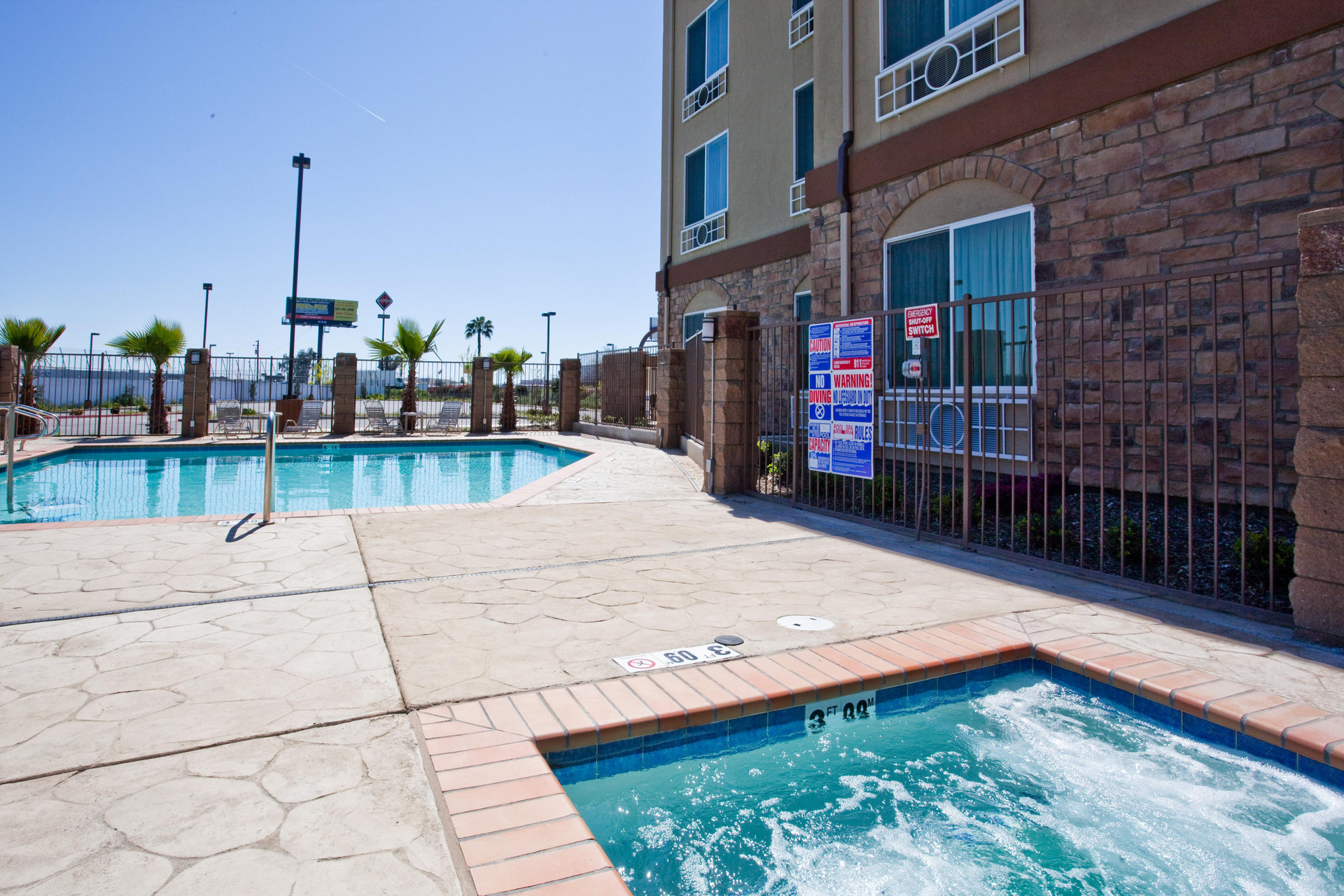 Vista Piscina Holiday Inn Express Hotel & Suites Fresno South by IHG