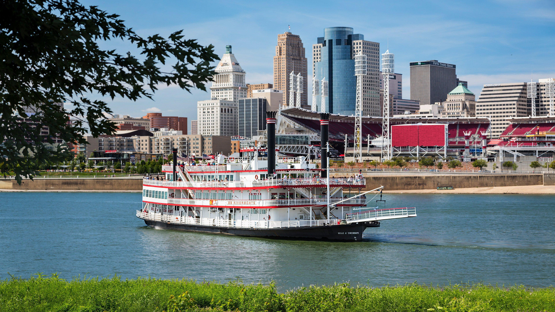 Vista Exterior Holiday Inn Cincinnati-Riverfront by IHG