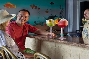 Alquiler Vacacional - **NEWLY RENOVATED** 2 Bedroom Resort Condo Walking distance to UNIVERSAL