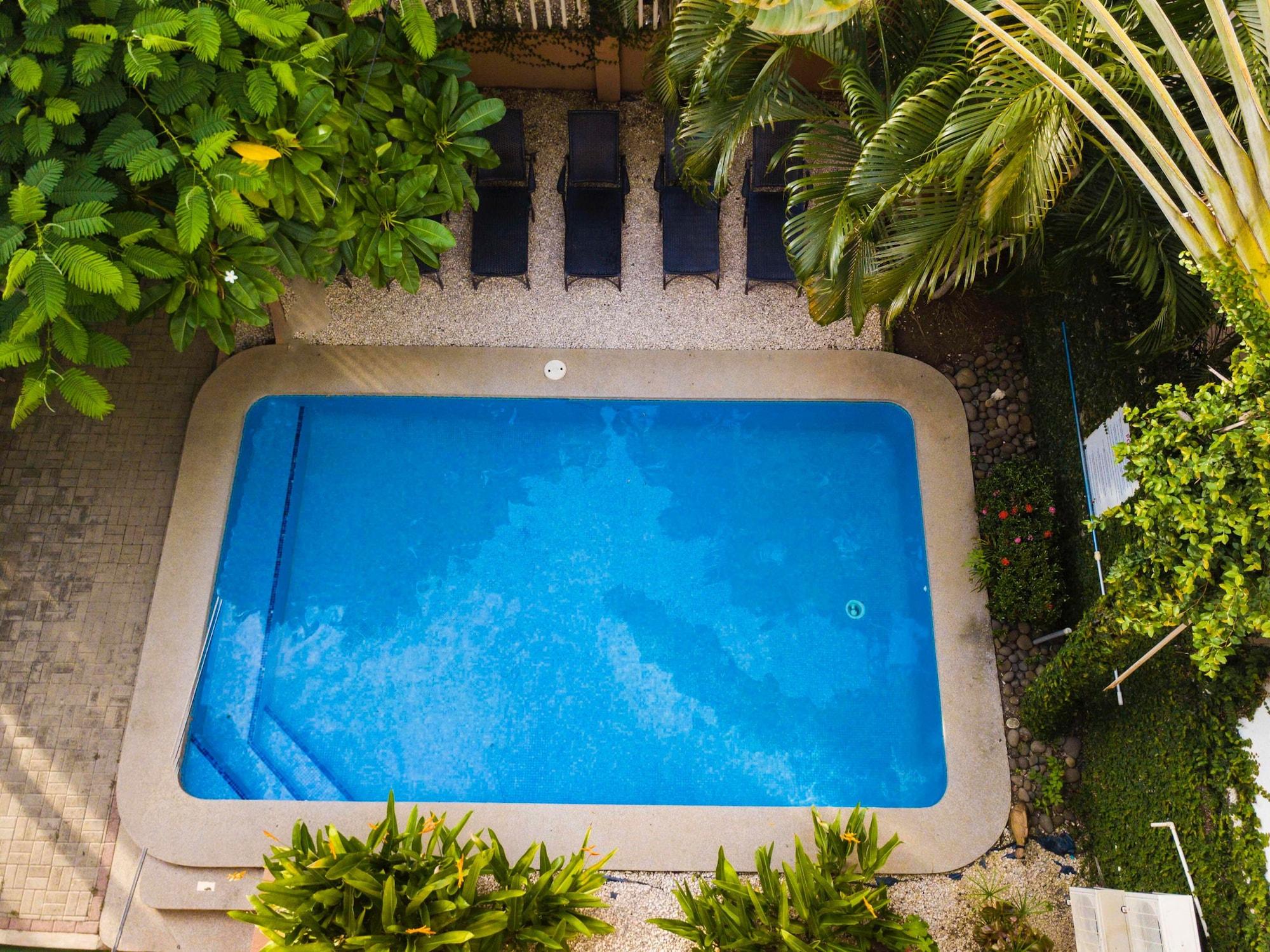 Varios Laura's House Bed & Breakfast
