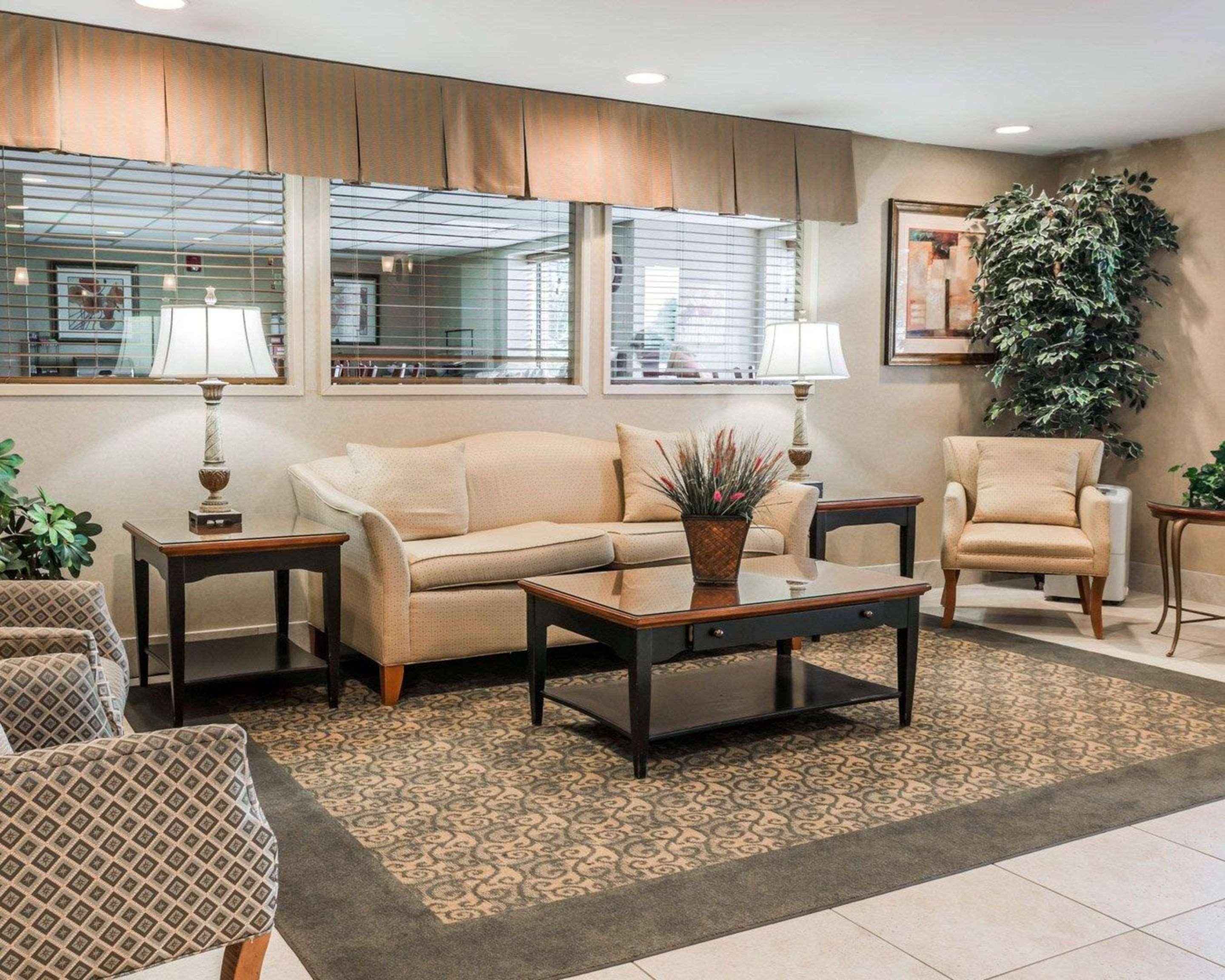 Vista Lobby Comfort Inn Utica