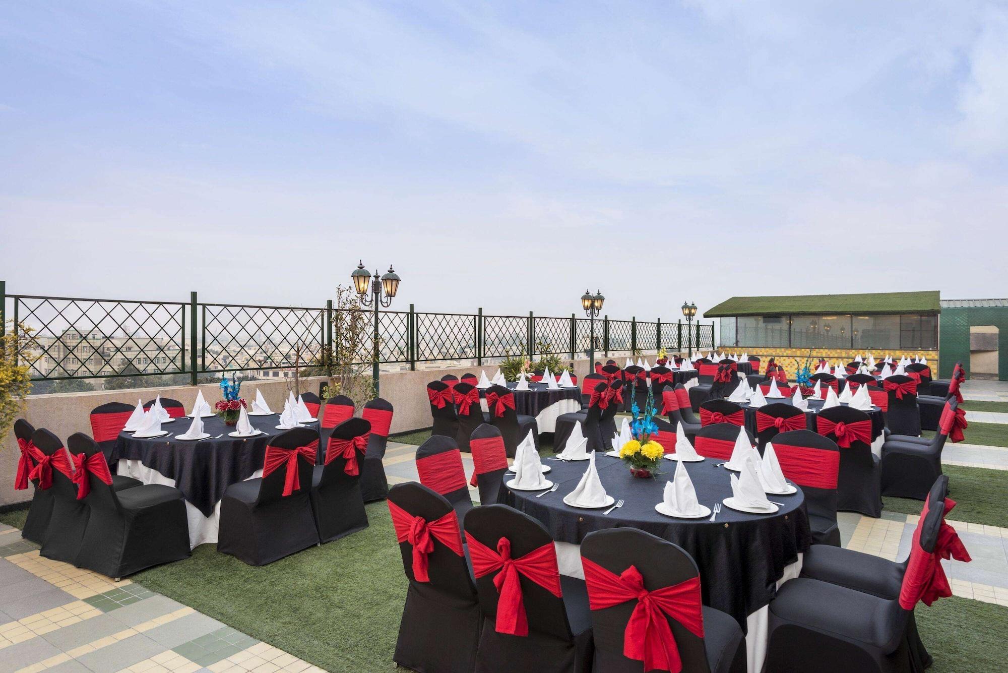 Vista Exterior Ramada by Wyndham Jalandhar City Centre