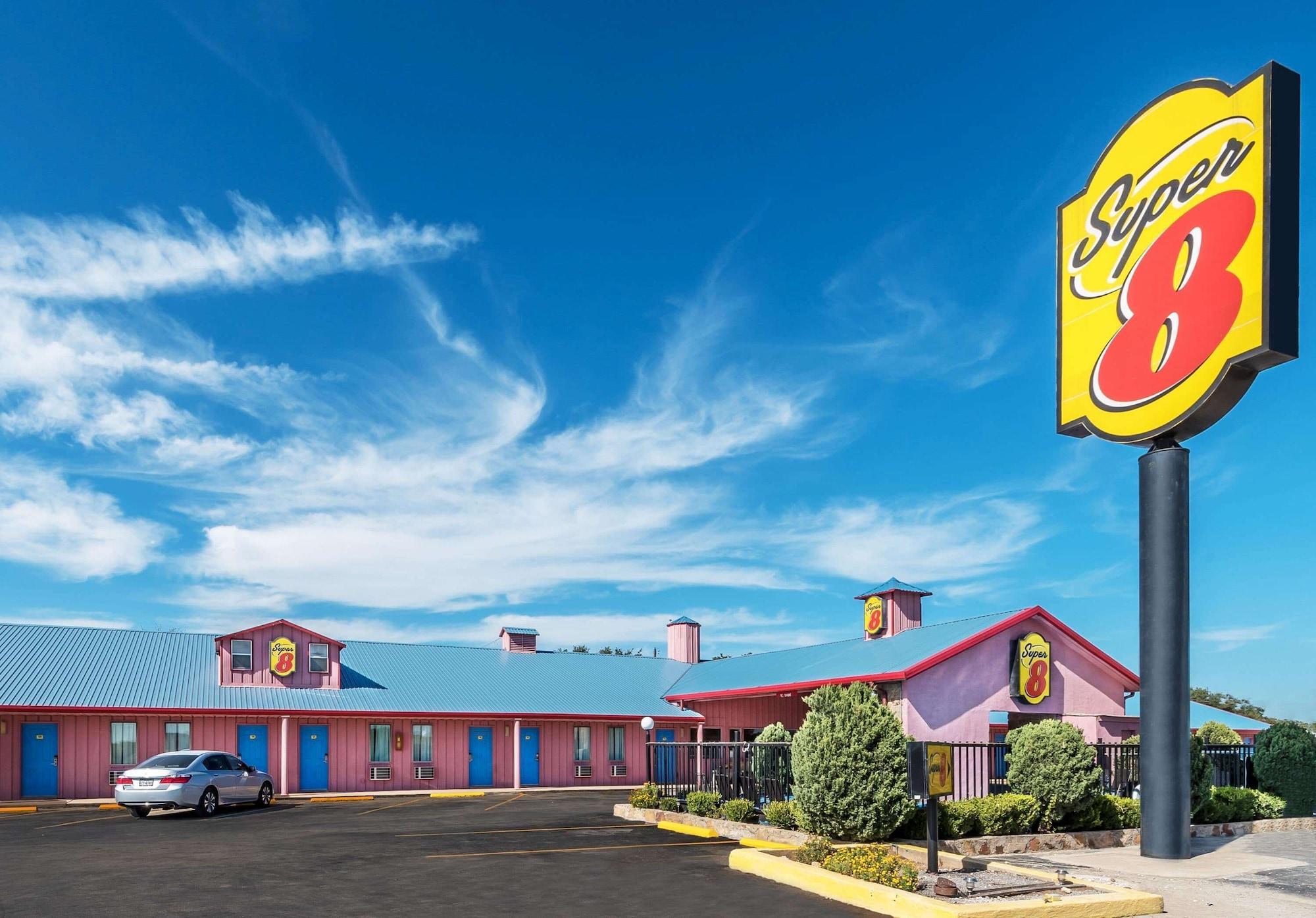 Vista Exterior Super 8 by Wyndham Eastland