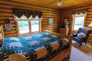 Alquiler Vacacional - Farmstead Lodge: Your Serene Log Cabin Retreat with AC, WiFi
