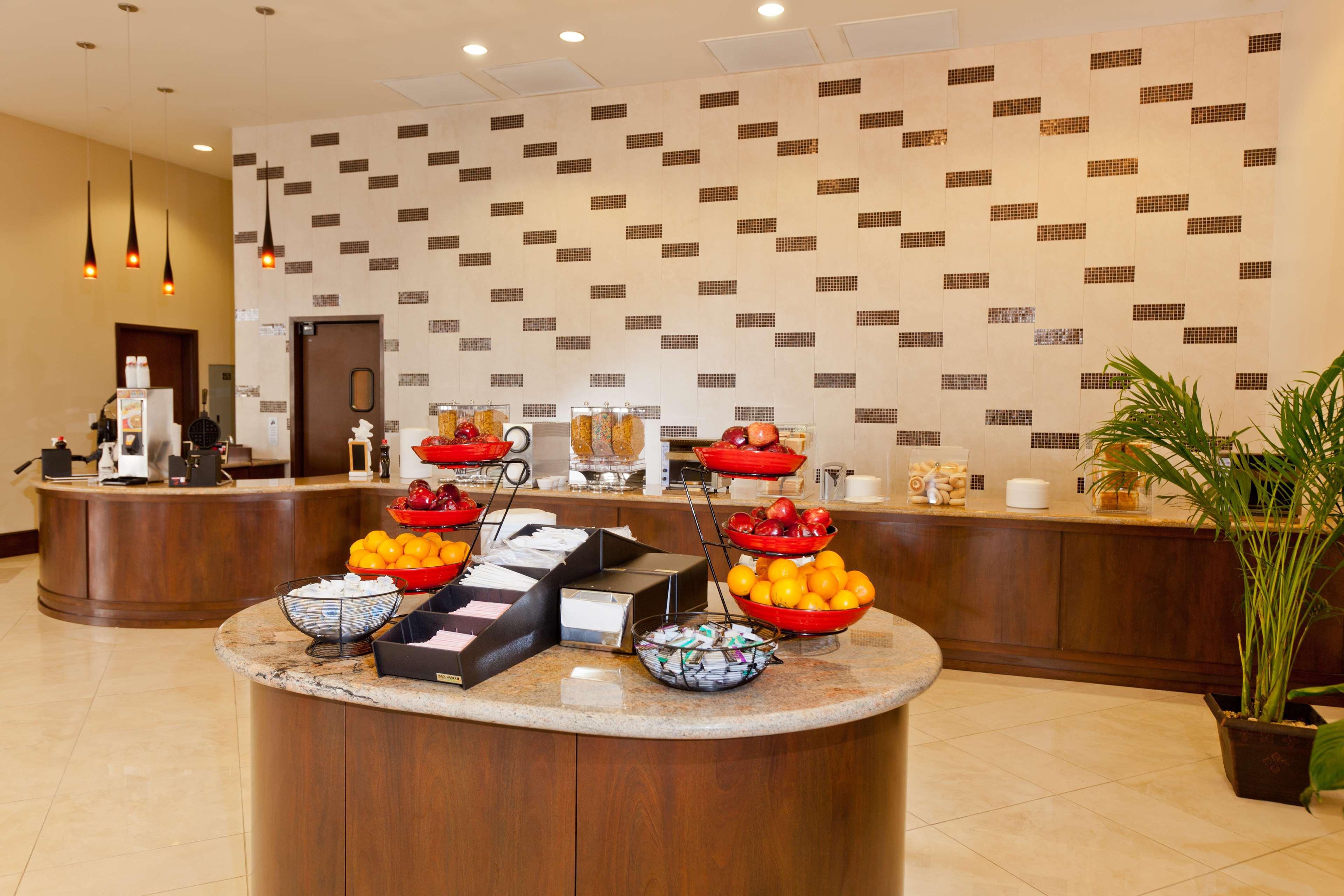 Restaurant Ramada Plaza Resort & Suites by Wyndham Orlando Intl Drive