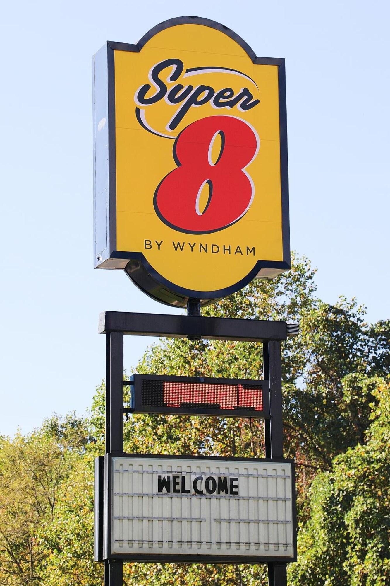 Vista Exterior Super 8 by Wyndham Marion NC