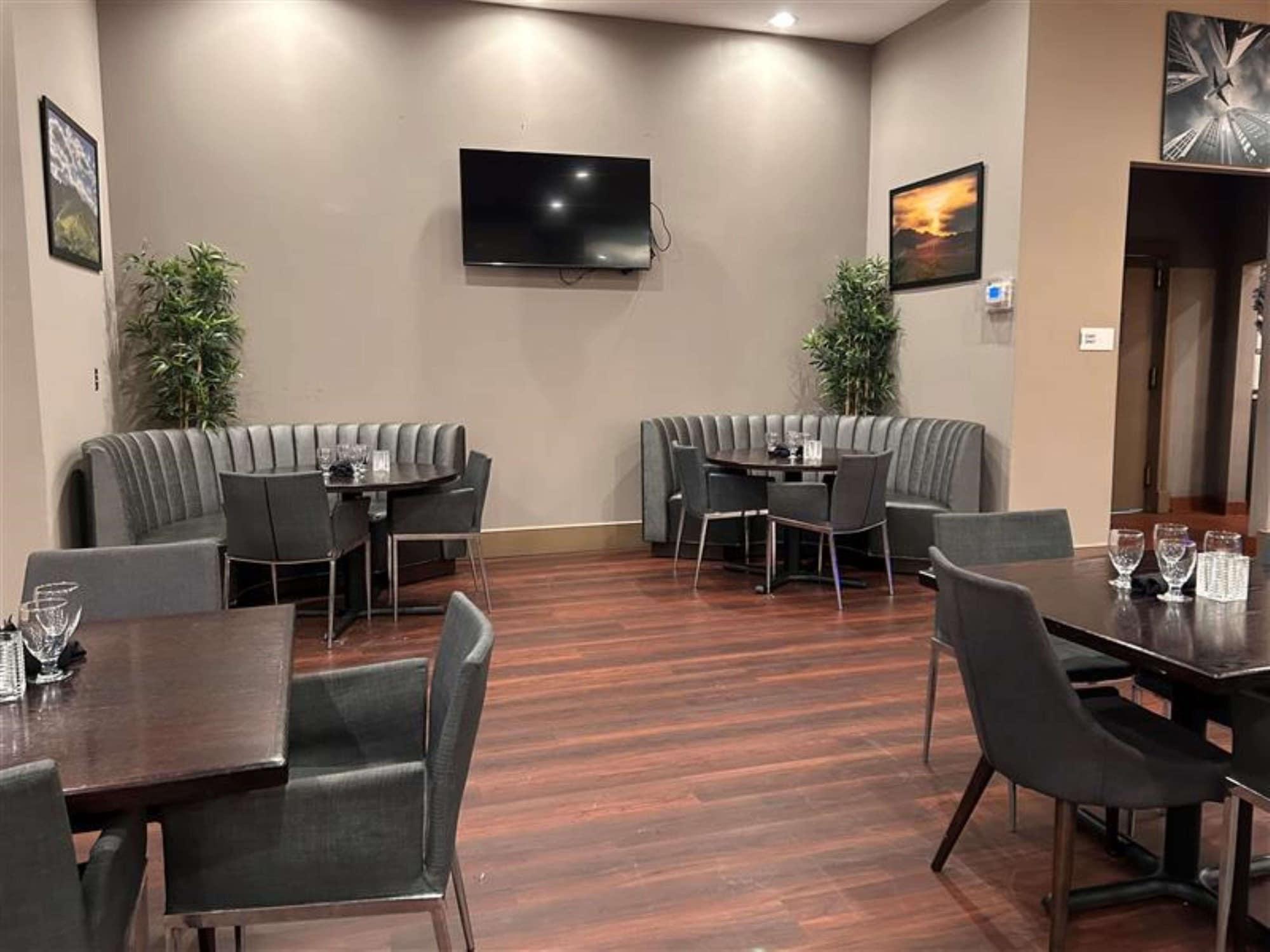 Restaurant Skyline Hotel Detroit Airport, SureStay Collection by BW