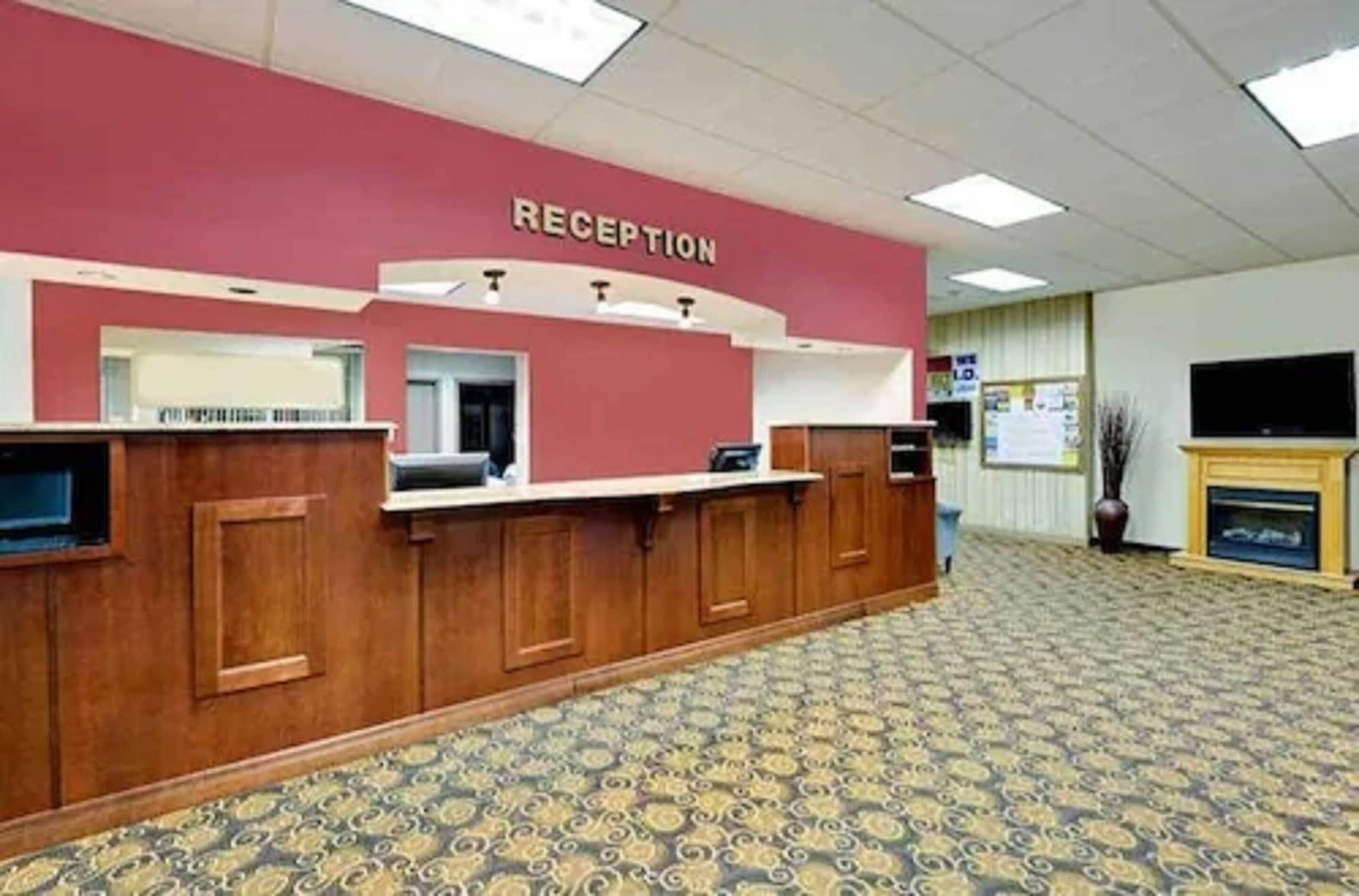 Vista Lobby Norwood Inn and Suites Worthington