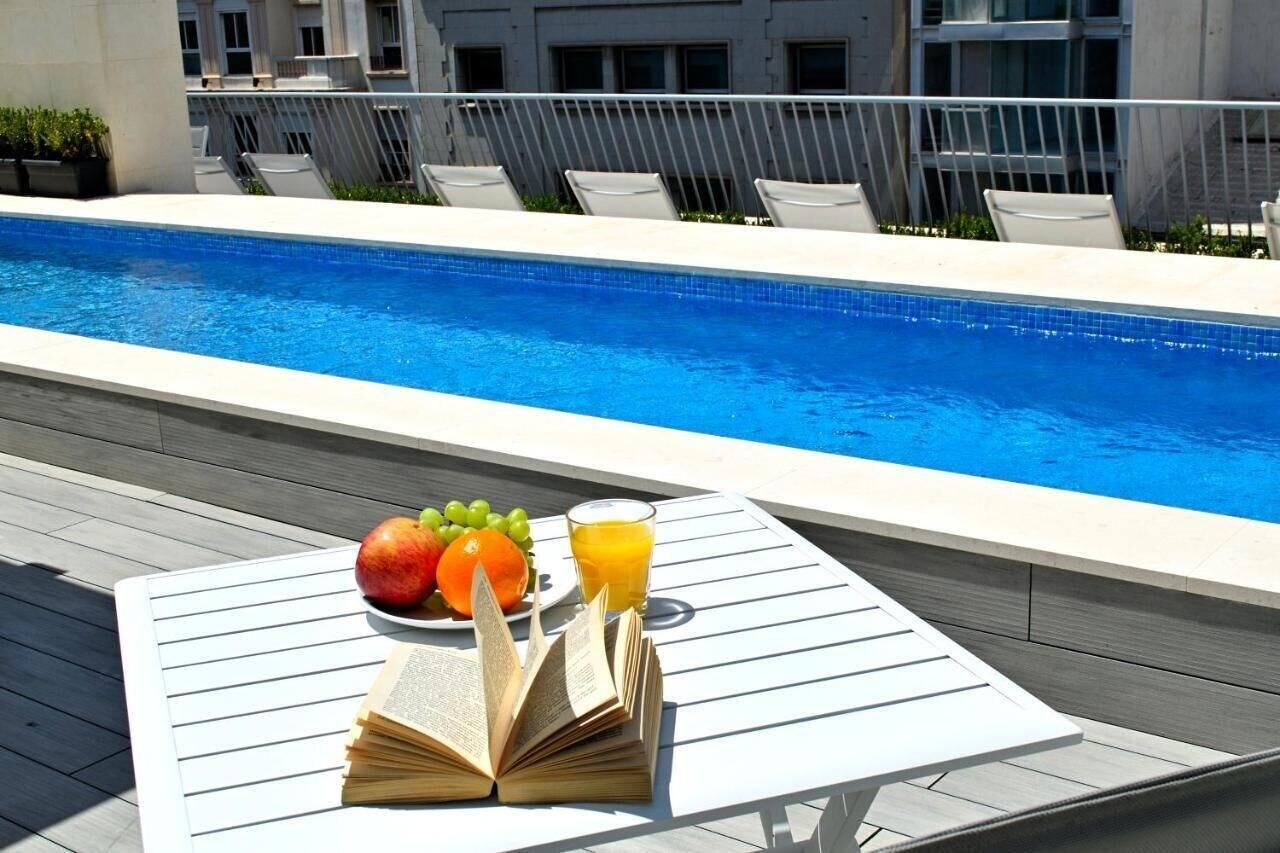 Vista Piscina Hostal Rambla 24 by Holihome