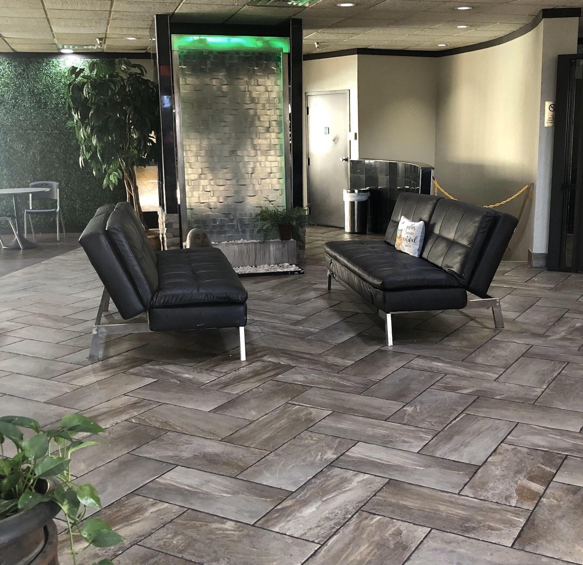Vista Lobby Lamplighter Inn & Suites - South