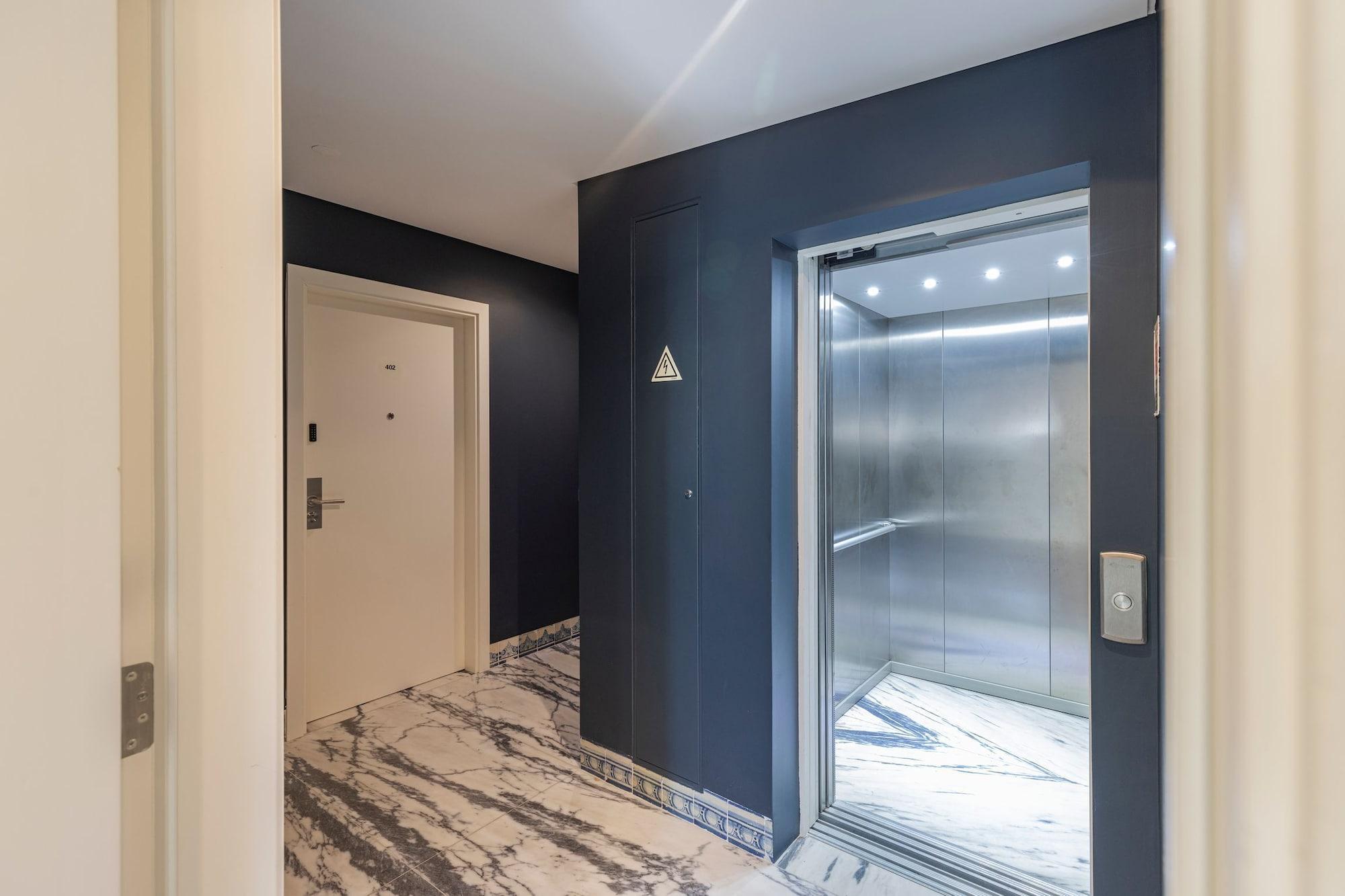 Varios Ando Living Augusta House