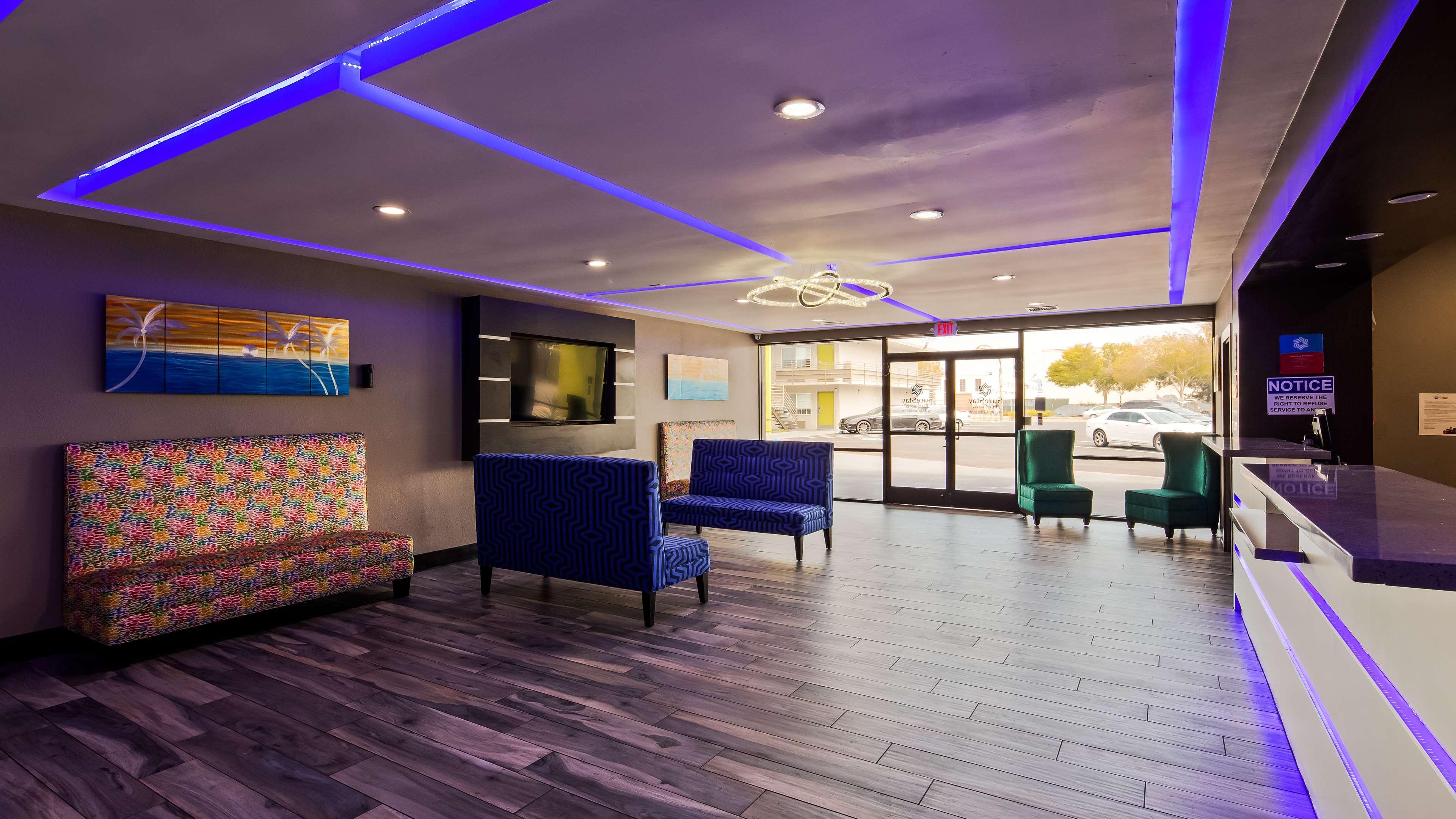 Vista Lobby SureStay Plus Hotel by Best Western Point Richmond
