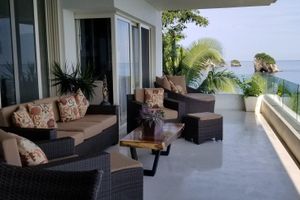 A Dream Worth Dreaming is a 3 bedroom 31/2 bathrooms beachfront property.