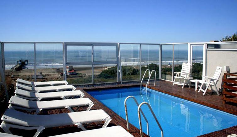 Vista da piscina Portasol Apart Hotel