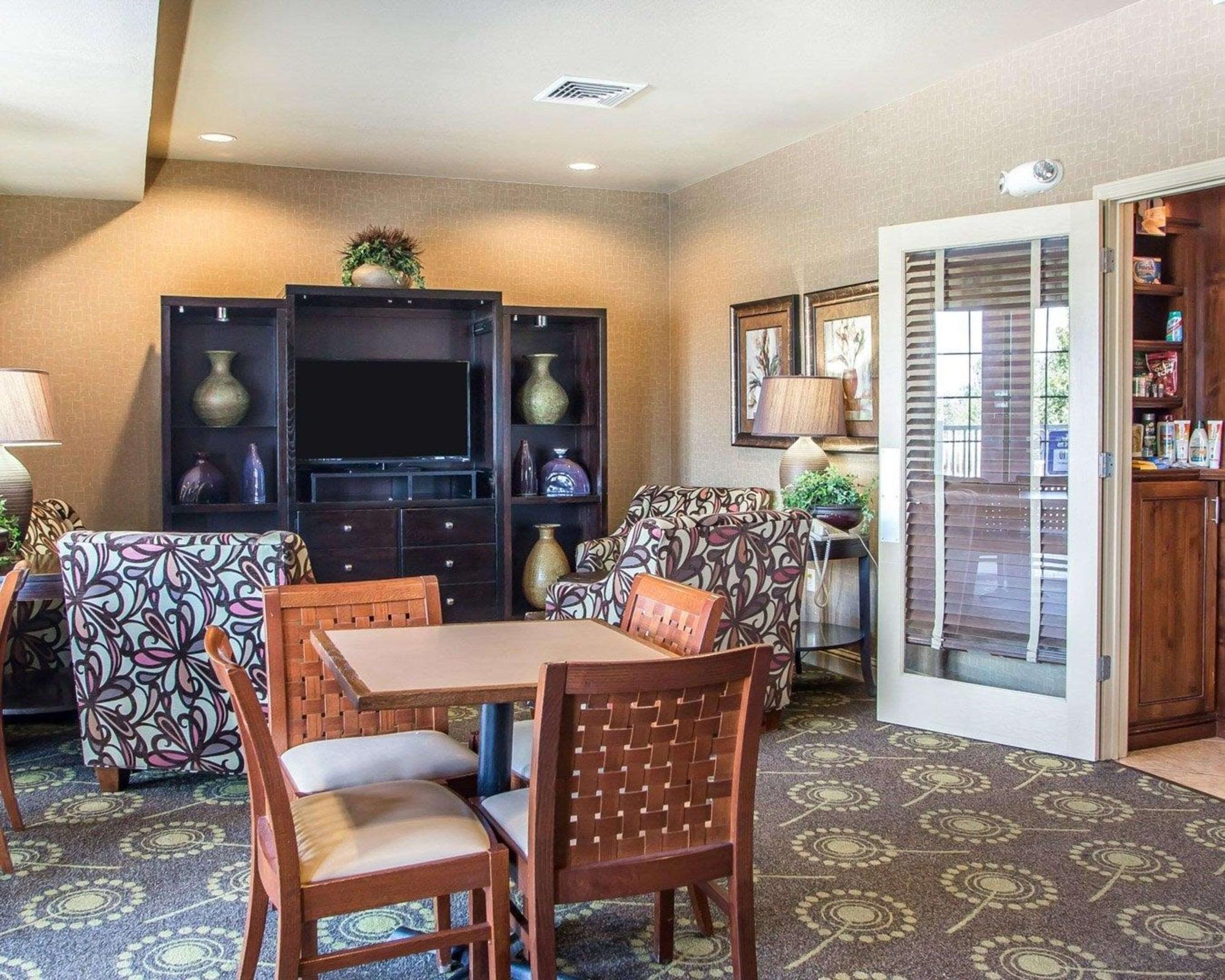 Vista Lobby MainStay Suites St. Robert - Fort Leonard Wood