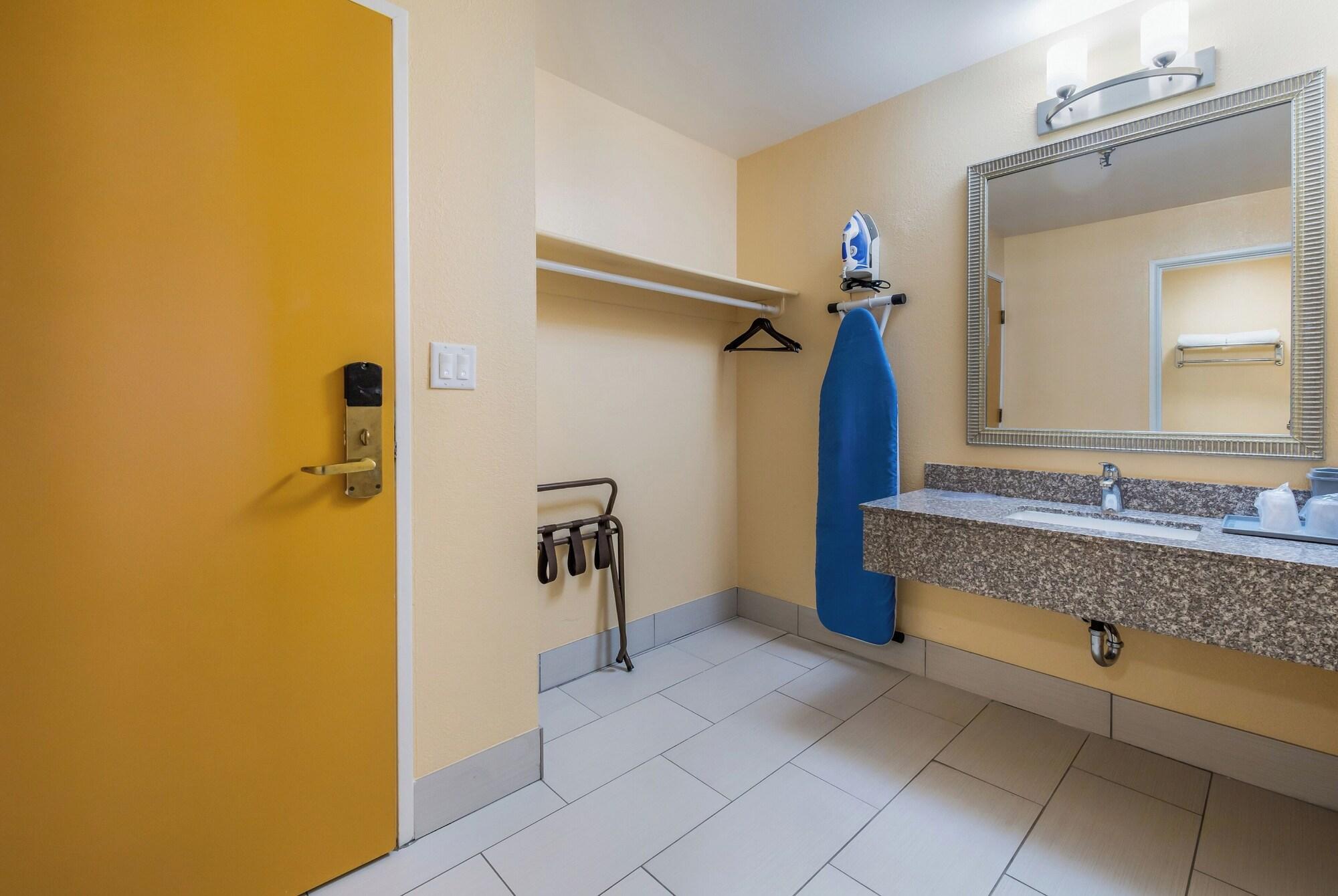 Equipamiento de Habitación Equality Inn