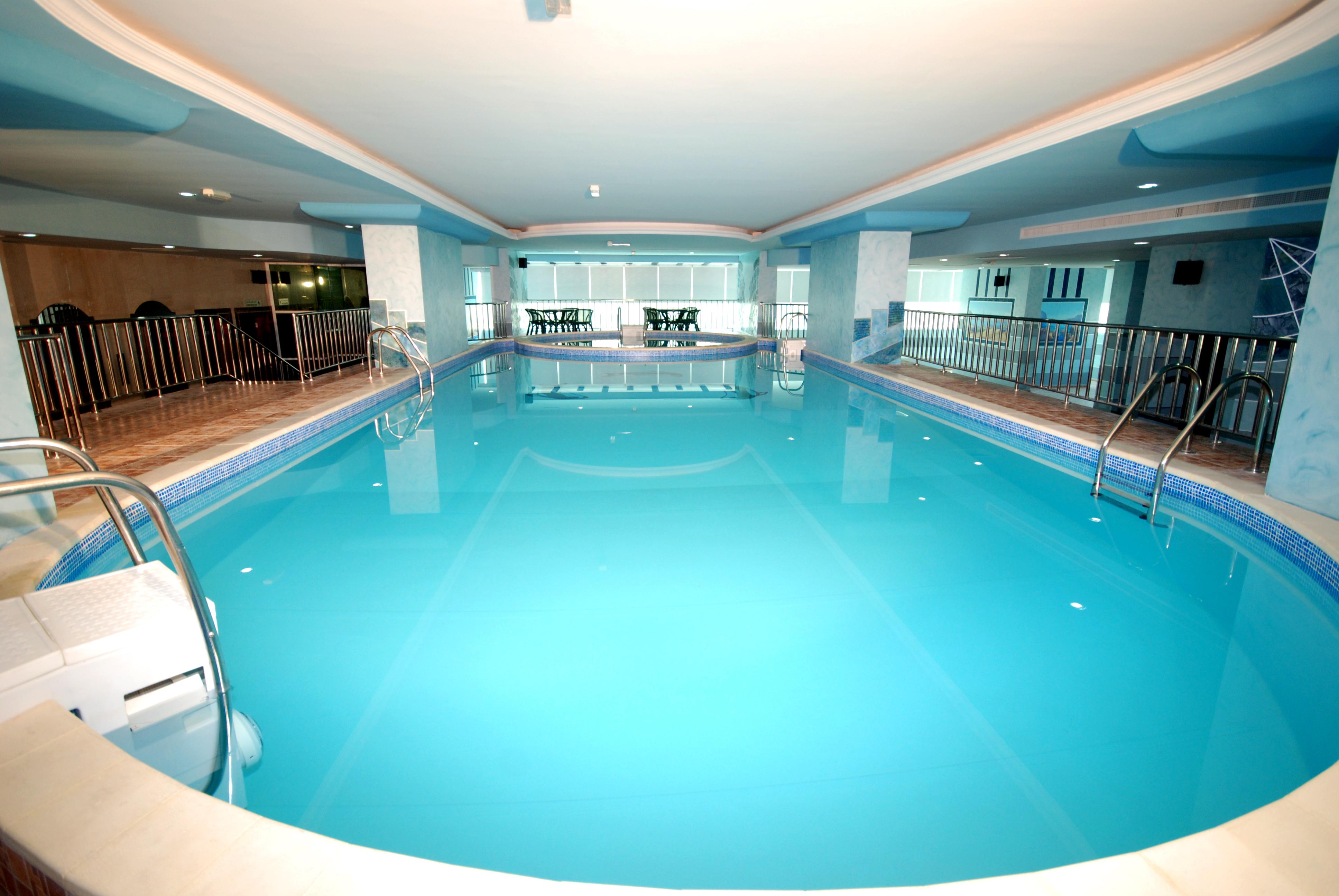 Vista da piscina Al Bustan Tower Hotel Suites