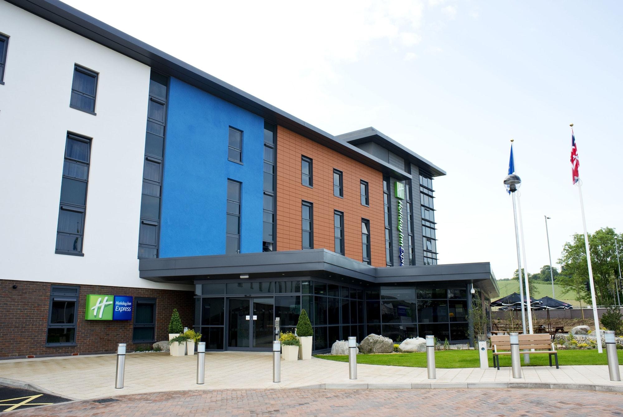 Vista Exterior Holiday Inn Express Dunstable by IHG