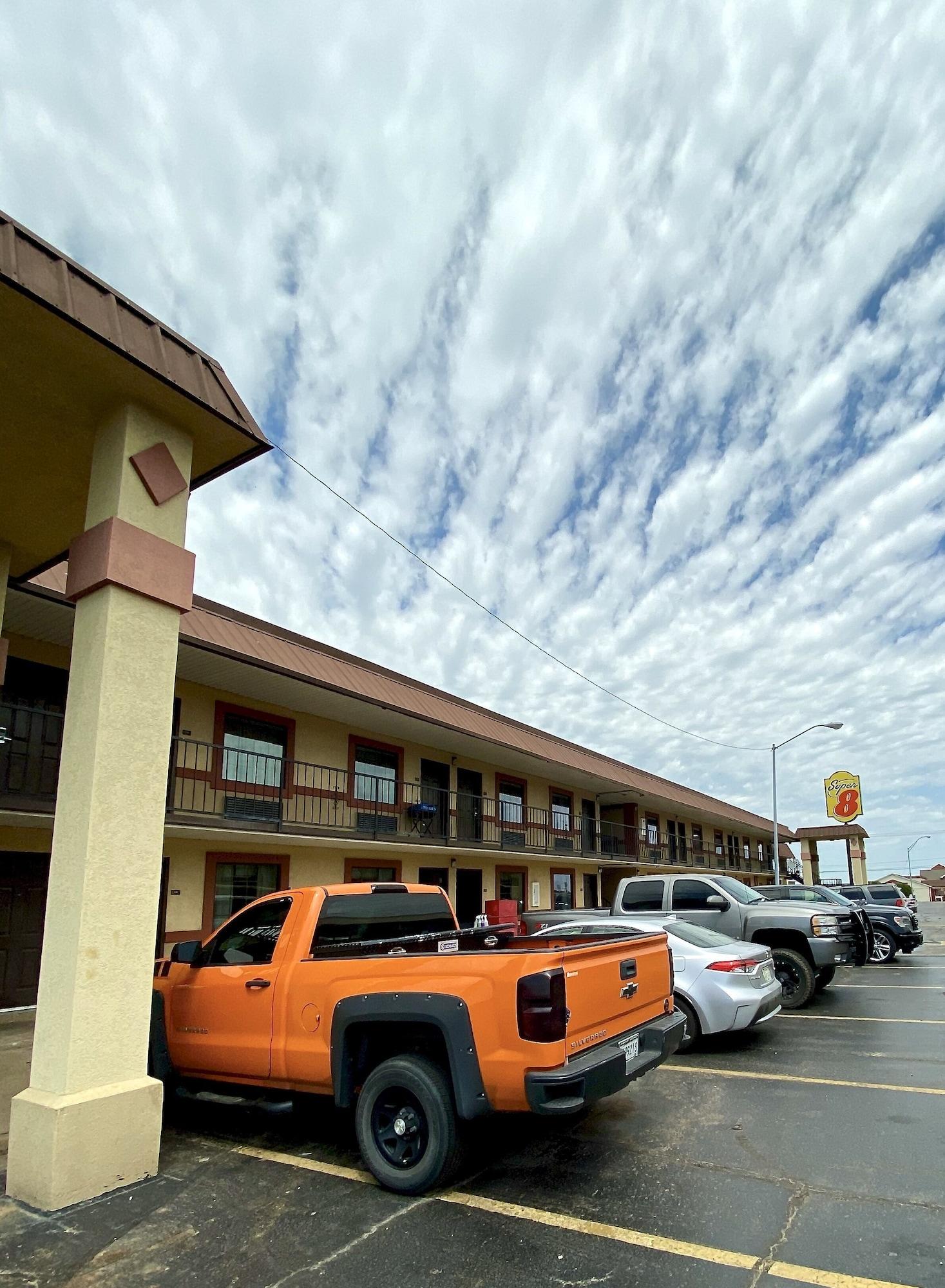 Vista Exterior Super 8 by Wyndham Shawnee