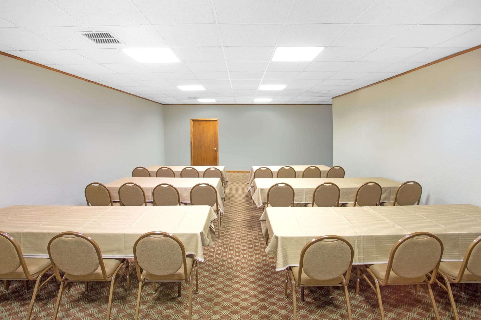 Sala de Reuniones Super 8 by Wyndham Dunn