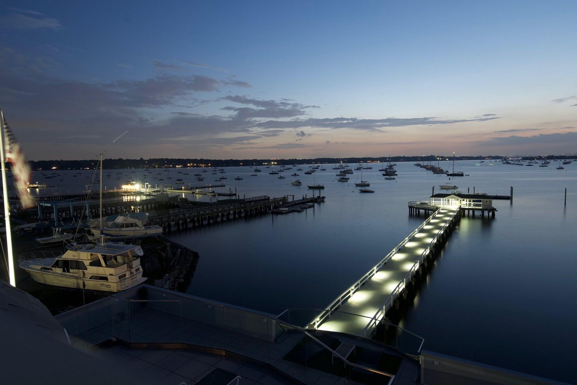 Vista Exterior Fathoms Hotel & Marina