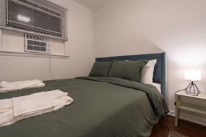 Alquiler Vacacional - Bright and Spacious 2-Bedroom Skokie Home – With 2 Parking Spots