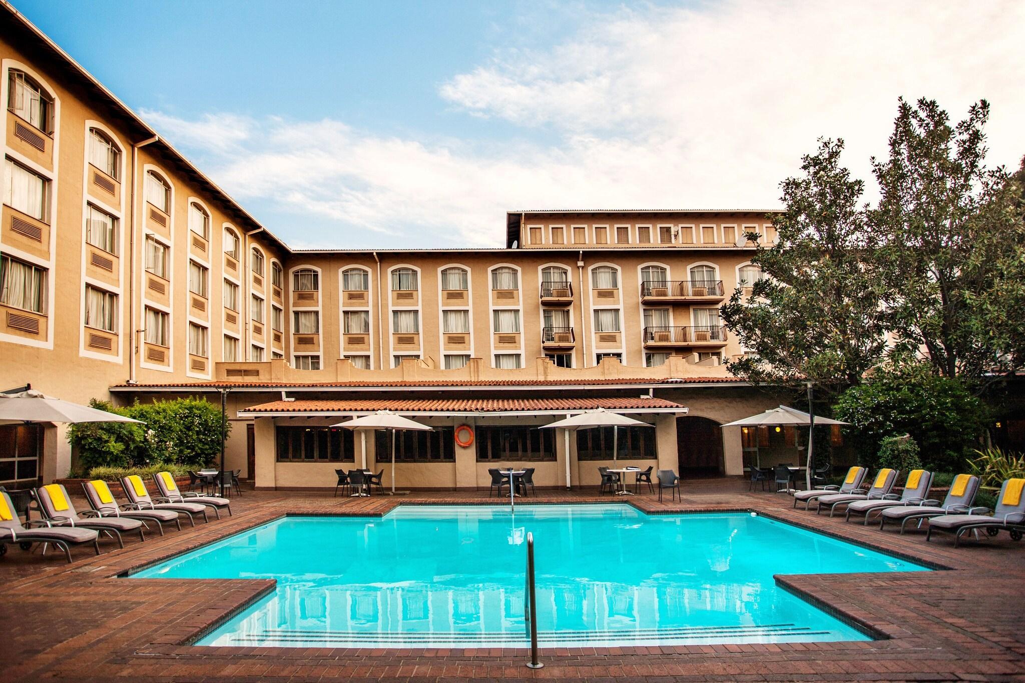 Vista Exterior Garden Court Or Tambo