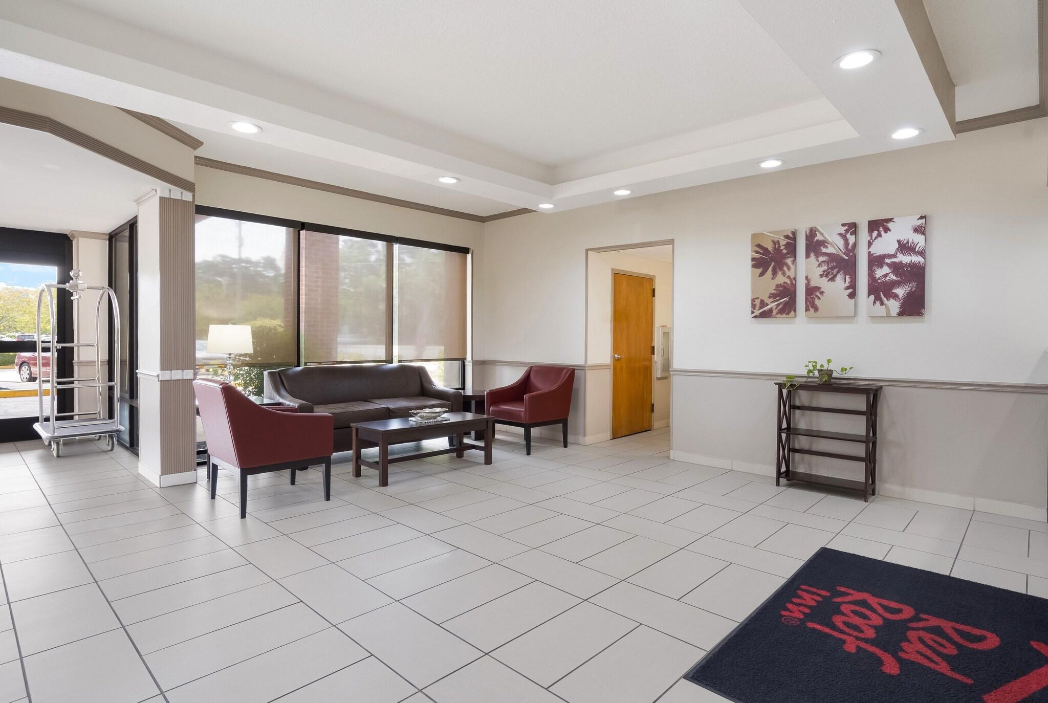 Vista Lobby Red Roof Inn & Suites Jacksonville, NC