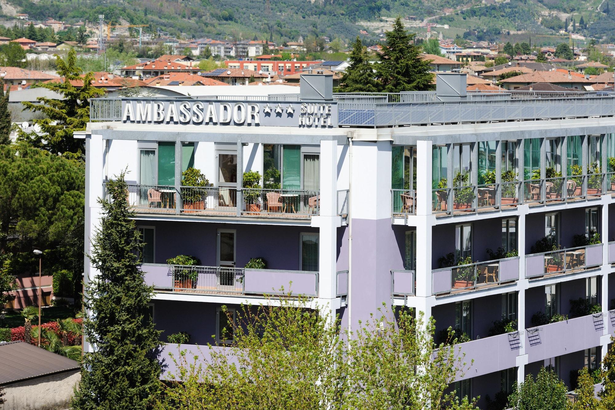 Vista Exterior Ambassador Suite Hotel