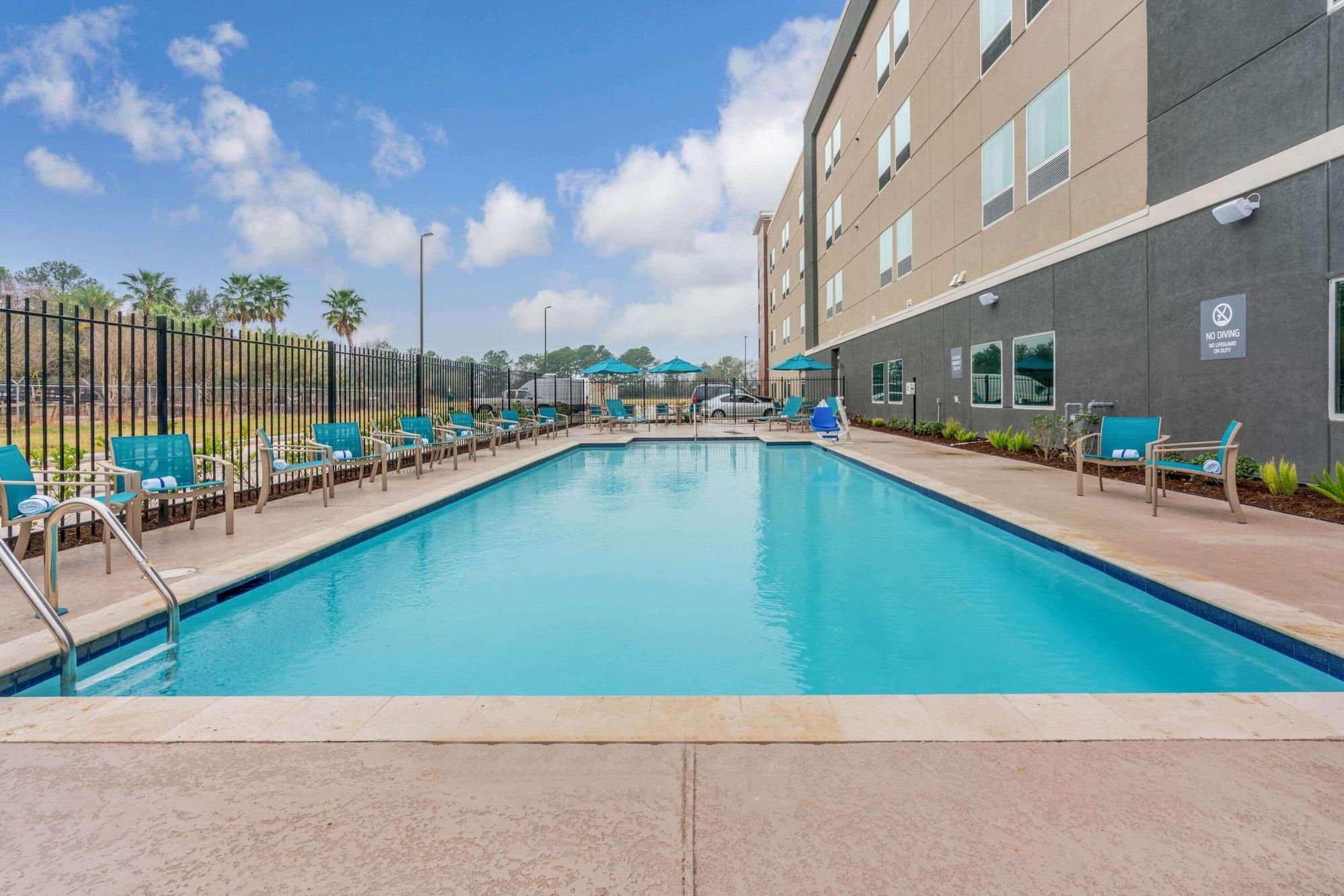 Vista Piscina La Quinta Inn and Suites by Wyndham Houston Spring South