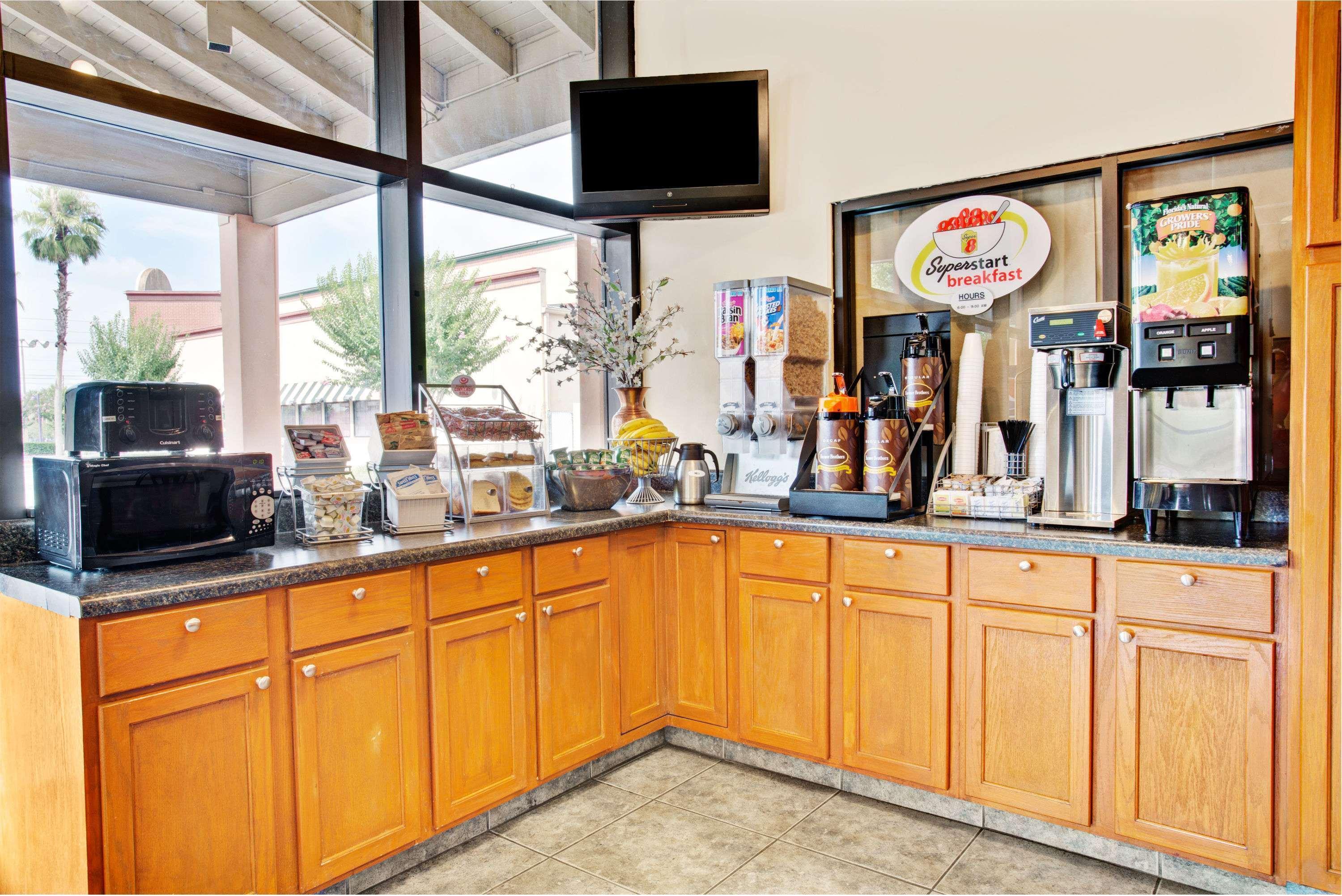 Restaurant Super 8 by Wyndham Kissimmee/Maingate/Orlando Area
