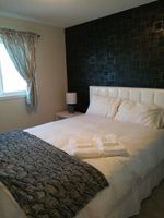Alquiler Vacacional - New & Beautiful Single Home with Double Garage. Close to Airport, Shopping