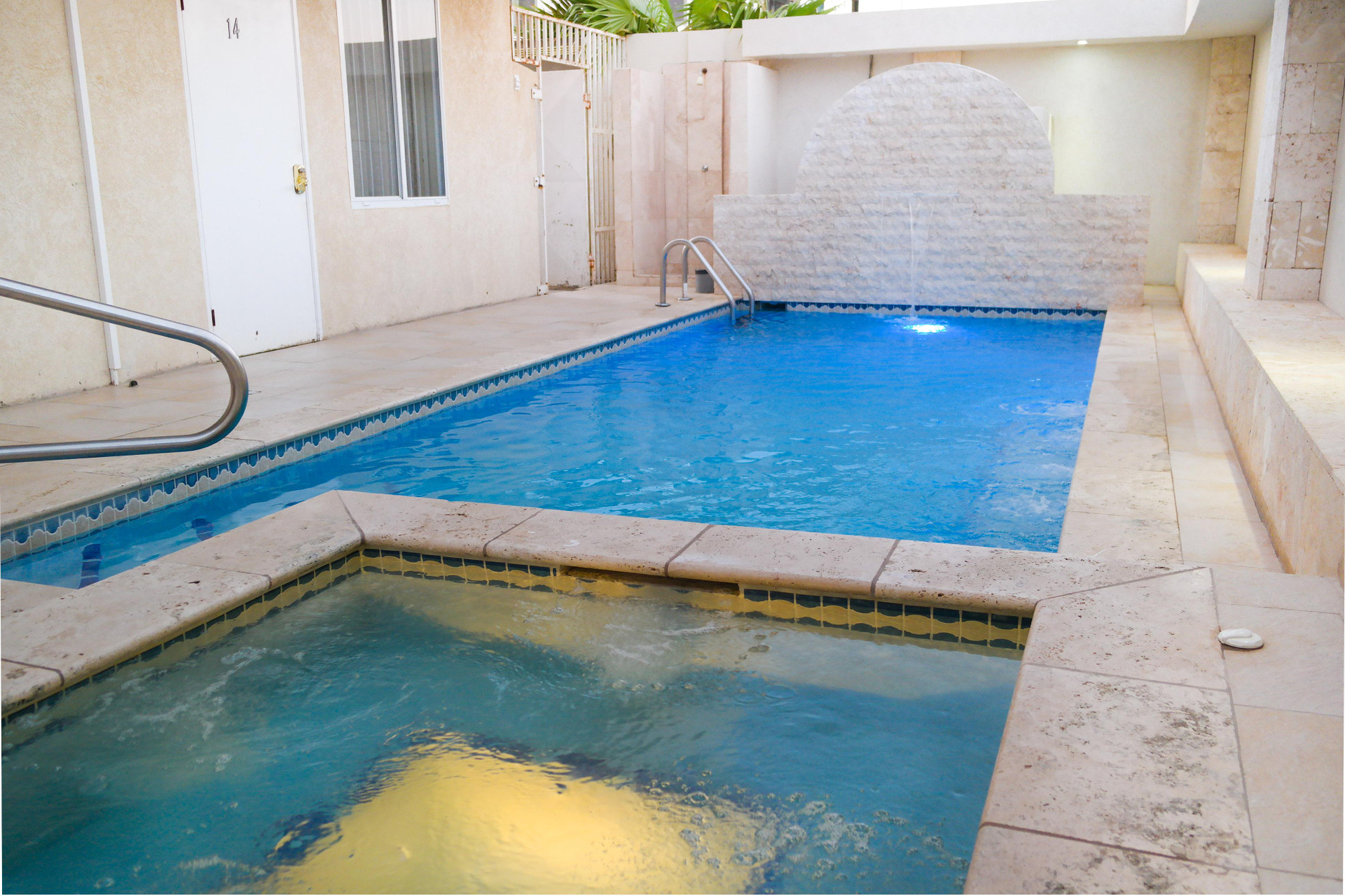 Vista da piscina Aruba Comfort Apartments