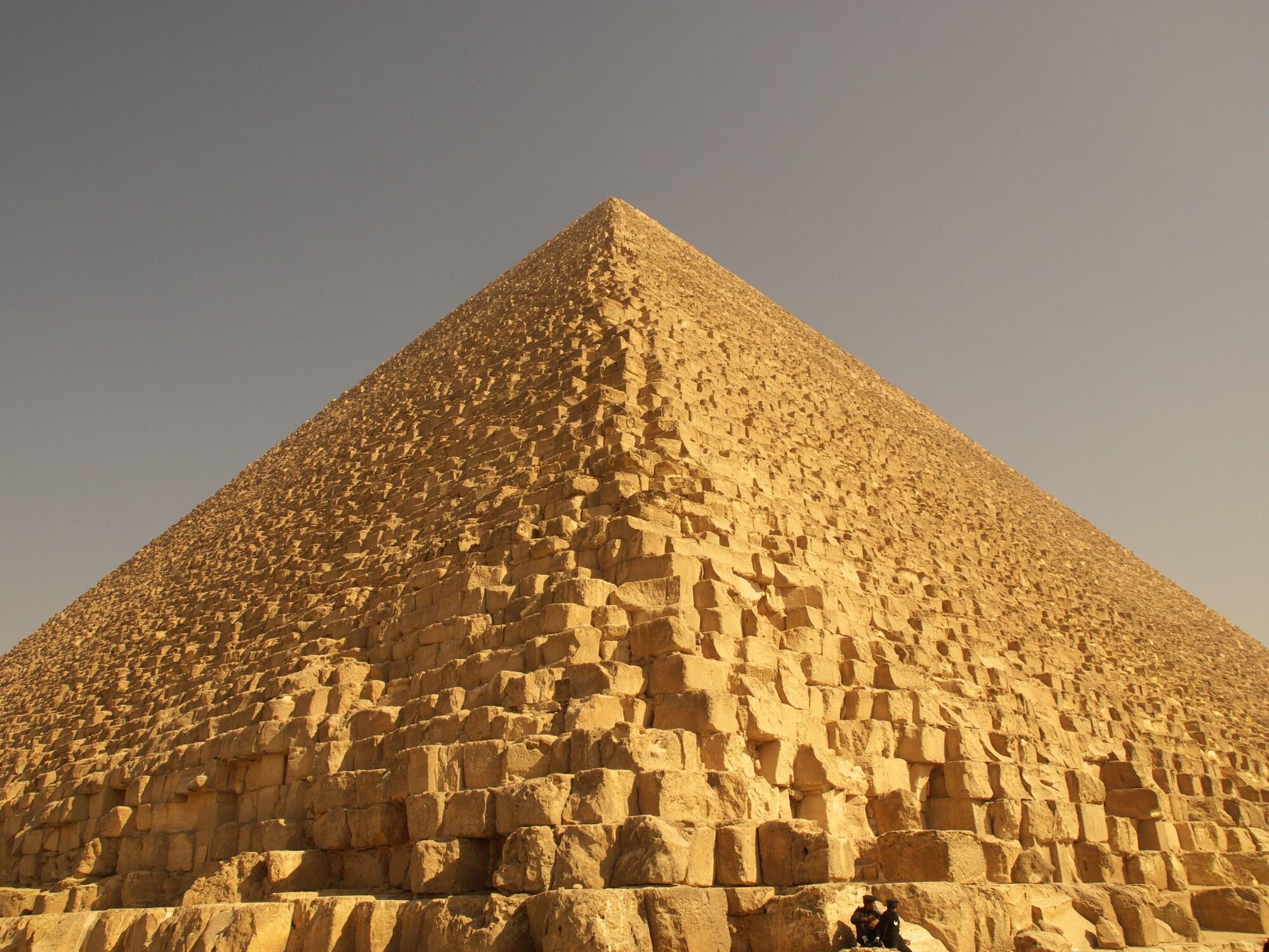 Vista Exterior Phoenix pyramids view
