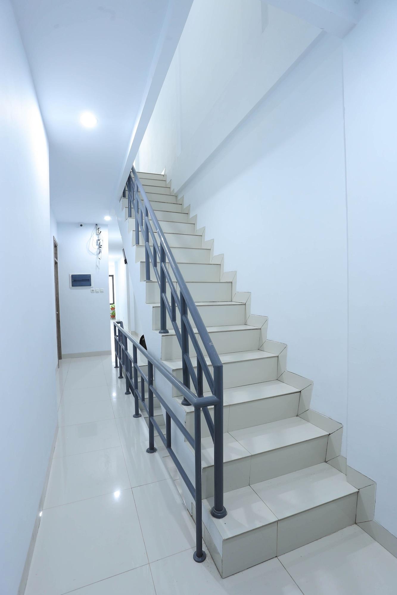 Varios Ratana Cengkareng