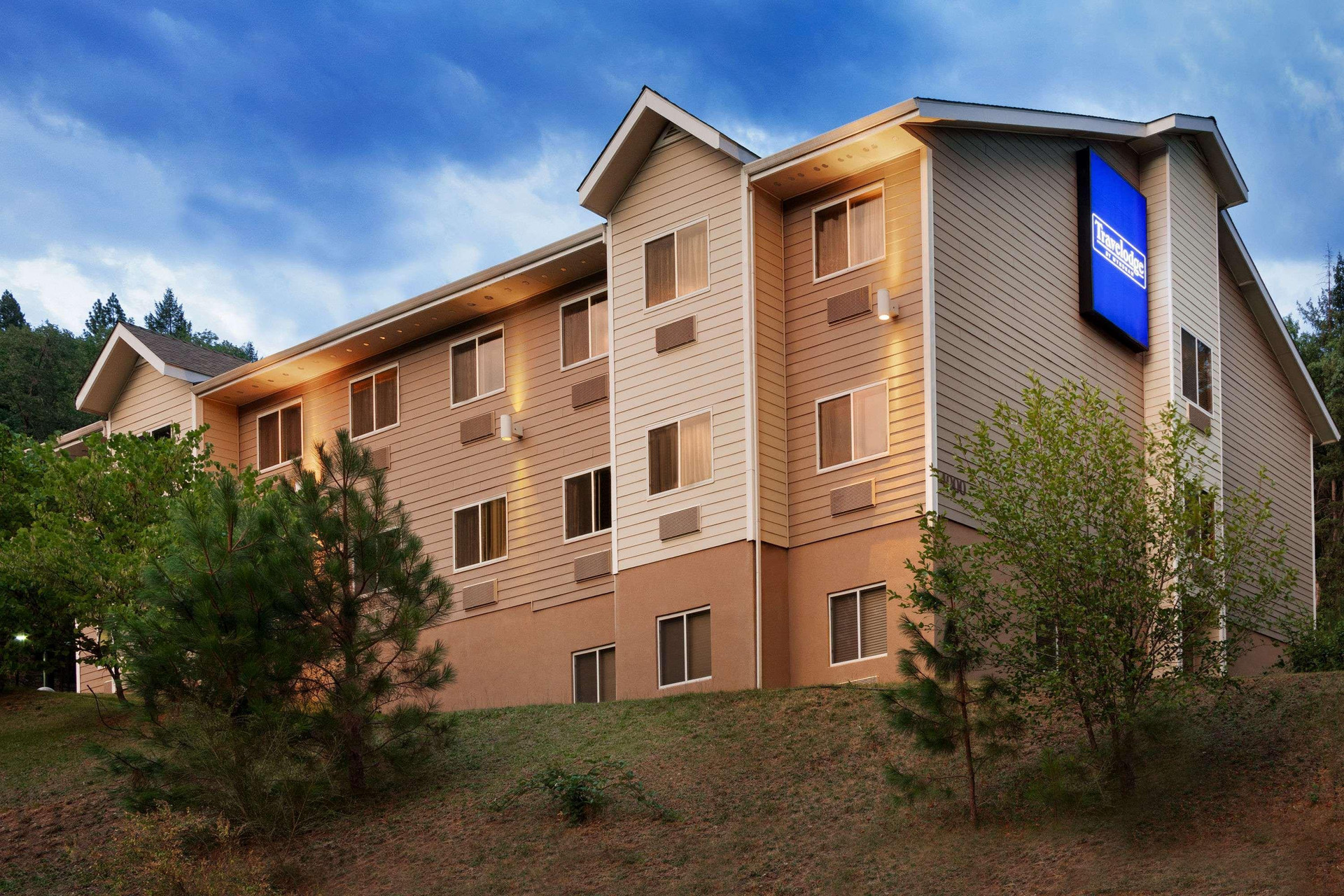 Vista Lobby Travelodge By Wyndham Dunsmuir