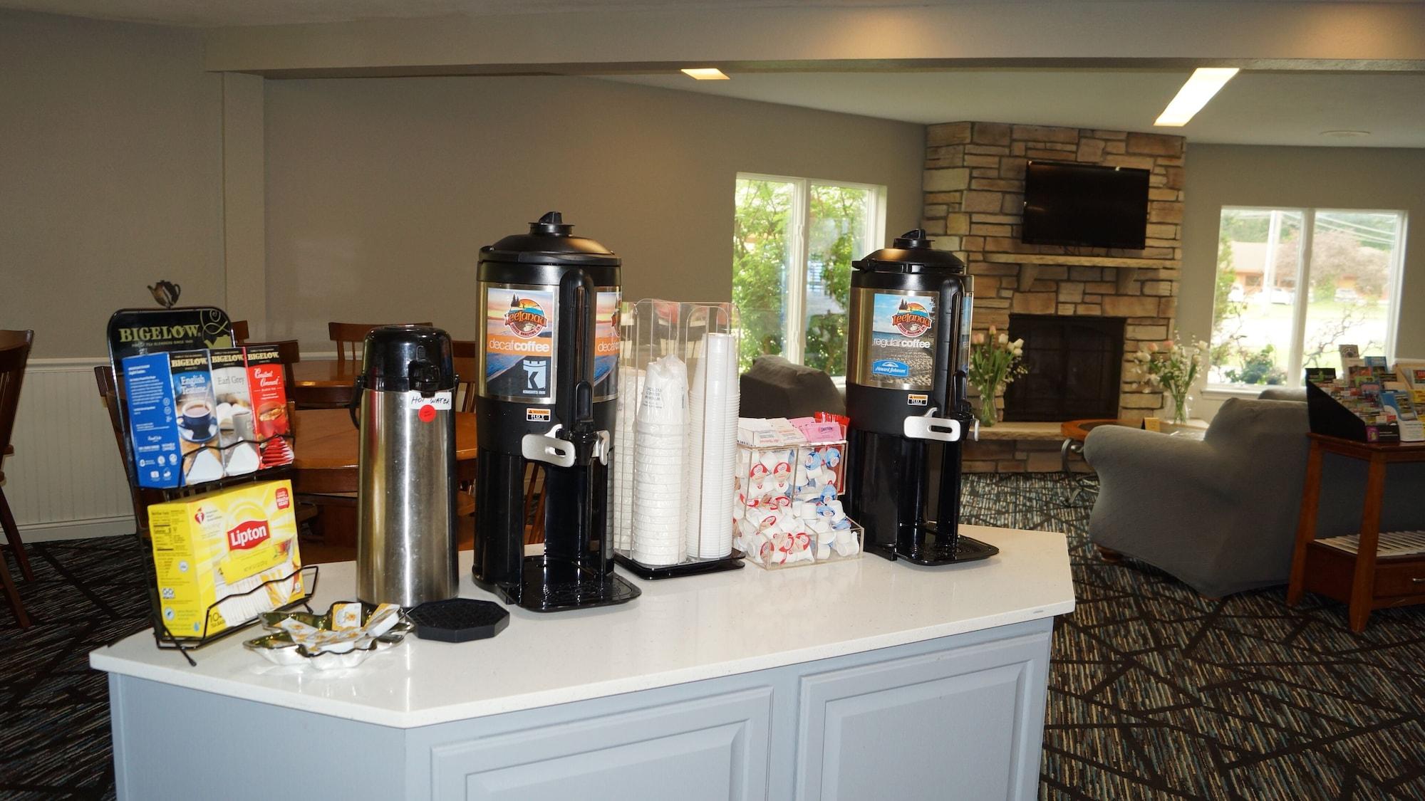 Bar/Salón Super 8 by Wyndham Traverse City