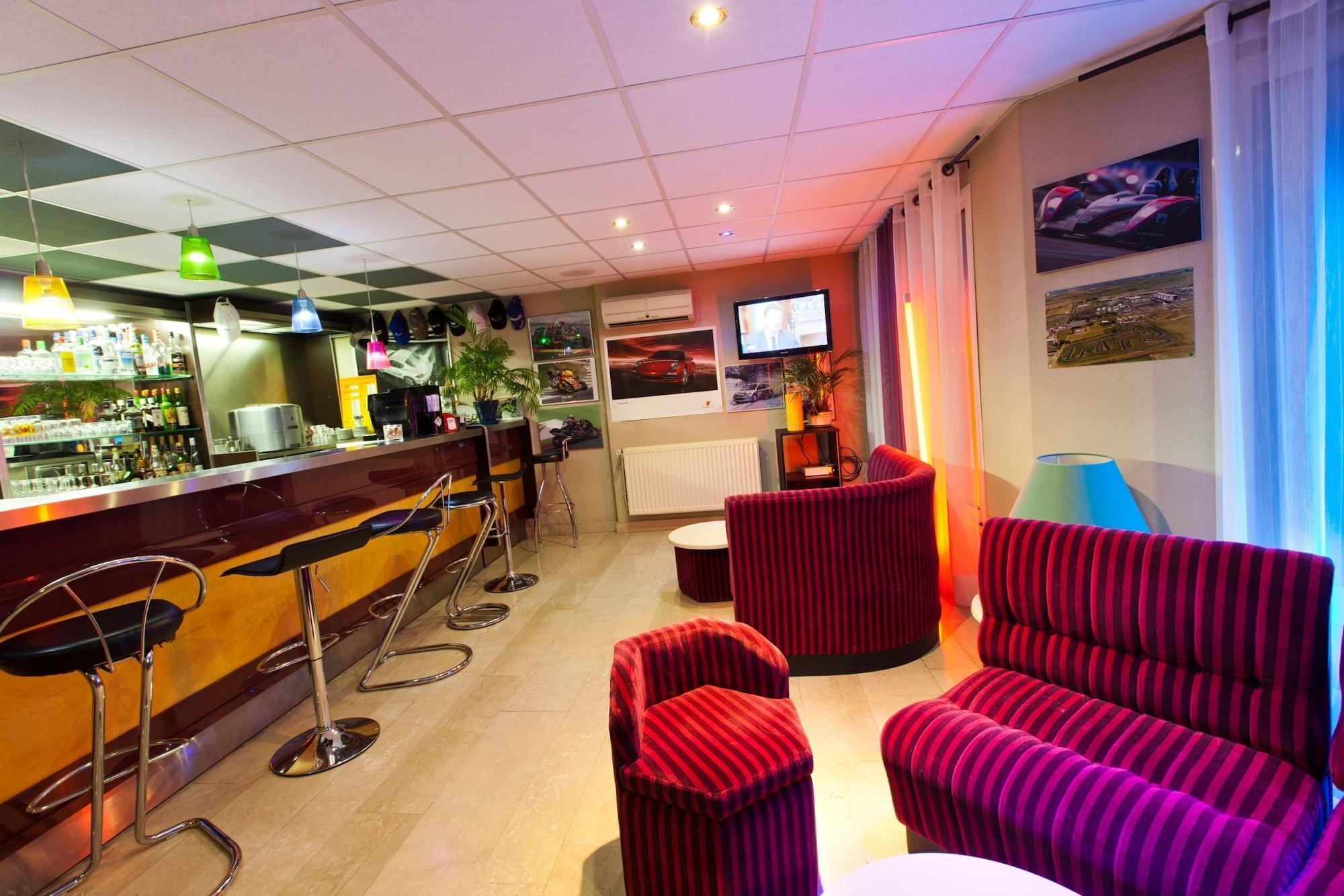 Bar/Salón Citotel Du Circuit
