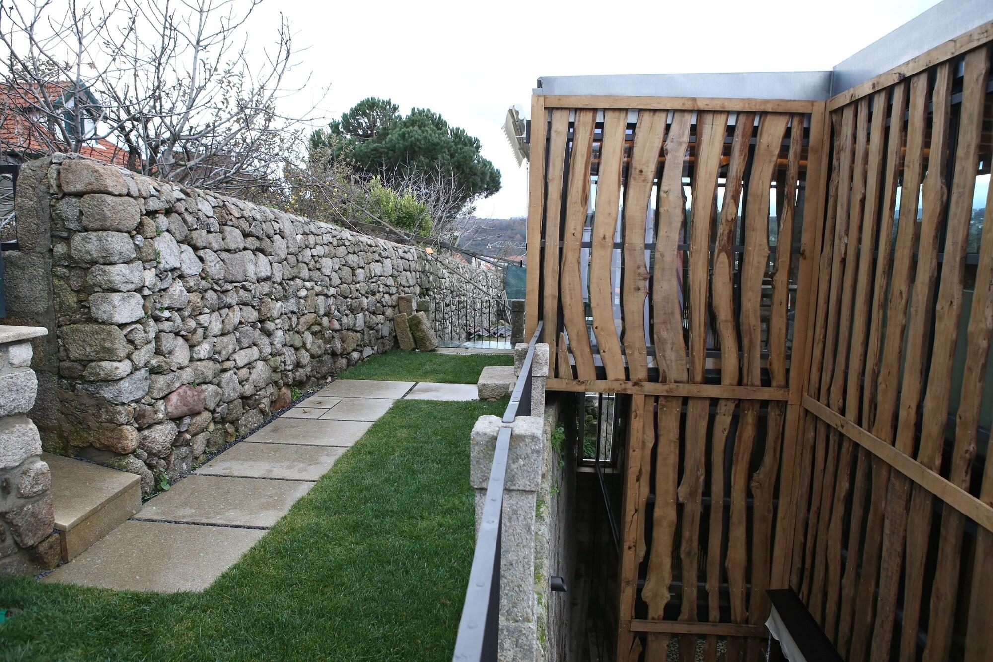 Vista Exterior Muralha Charm House