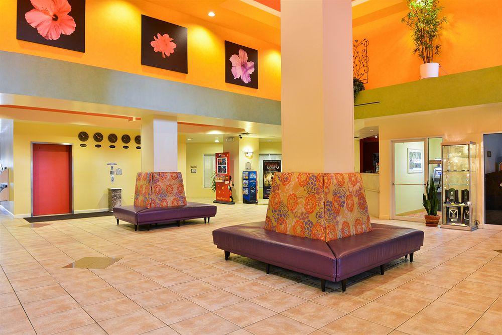 Hotel Comfort Suites Maingate East