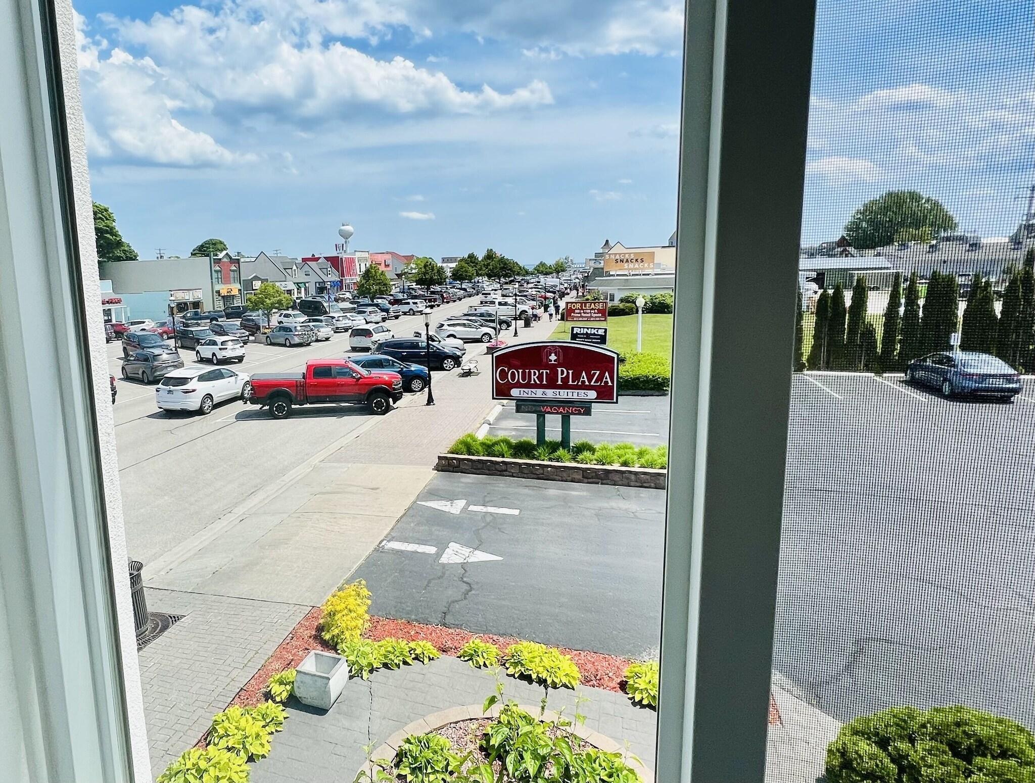 Vista Exterior Court Plaza Inn & Suites