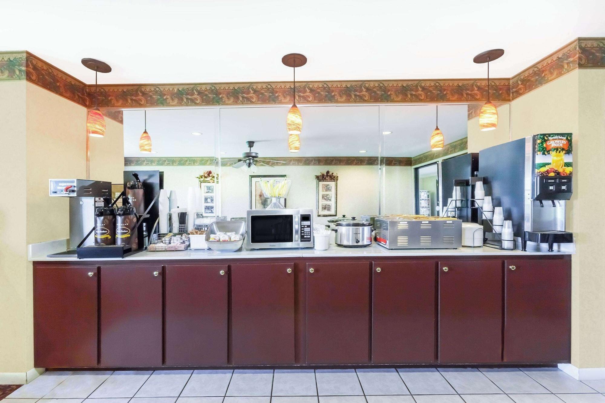Restaurant Super 8 by Wyndham Searcy AR