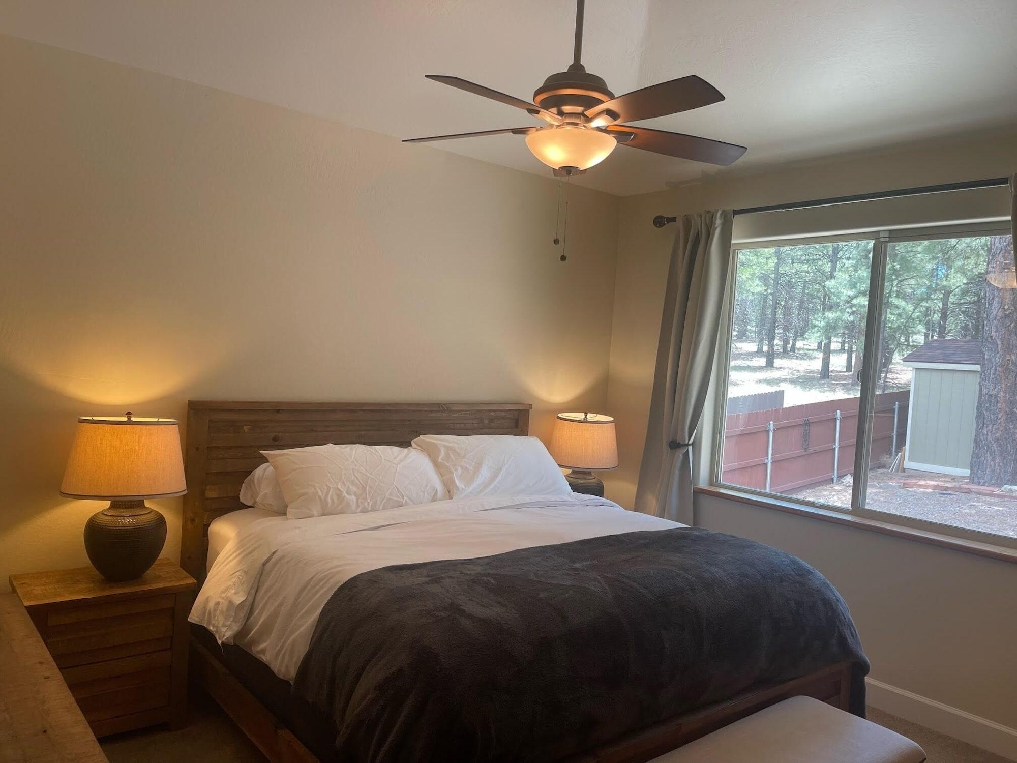 Guest room Ponderosa Retreat 4 Bedroom Home by Redawning