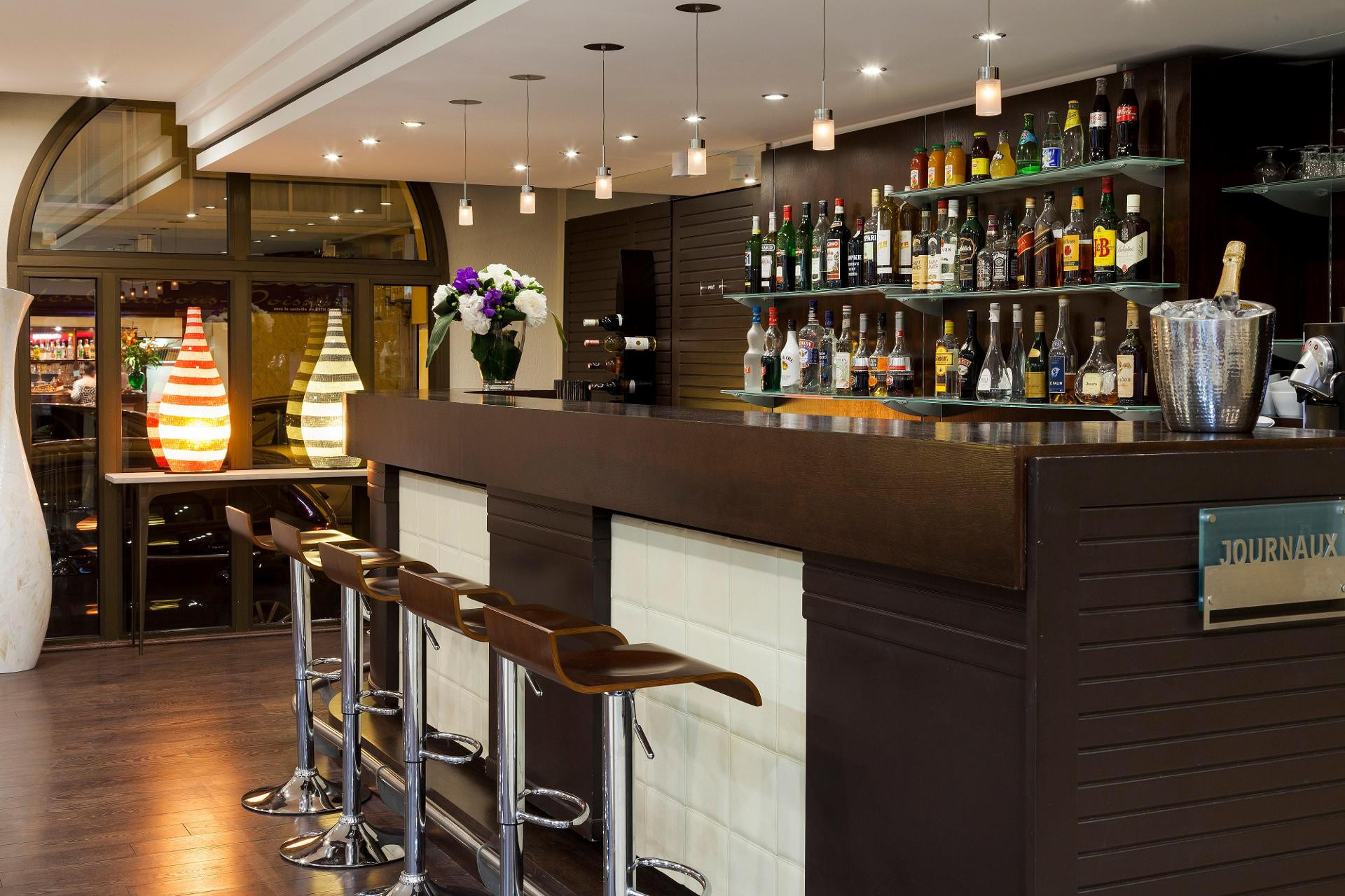 Bar/Salón Clarion Suites Cannes Croisette