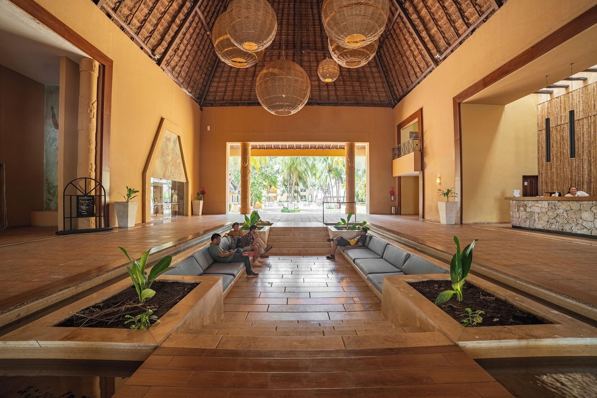 Vista Lobby Reef Yucatan All Inclusive Hotel and Convention Center