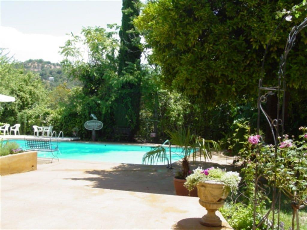 Vista Piscina Hotel Léger Restaurant & Saloon