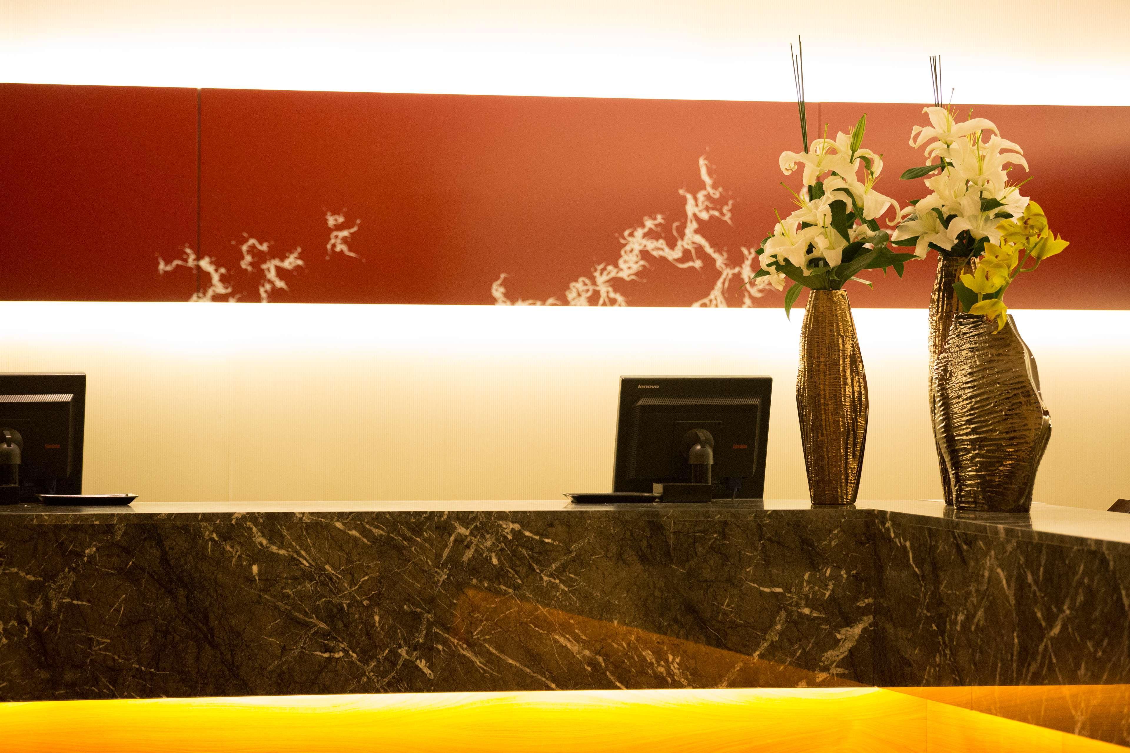 Vista Lobby Hilton Tokyo
