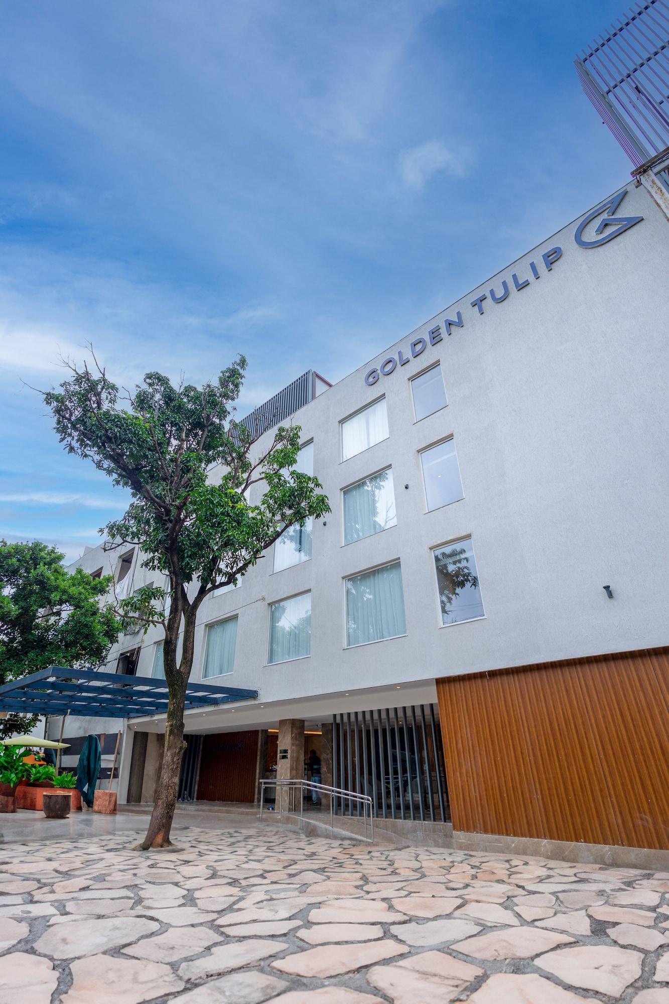 Vista Exterior Golden Tulip Bhopal