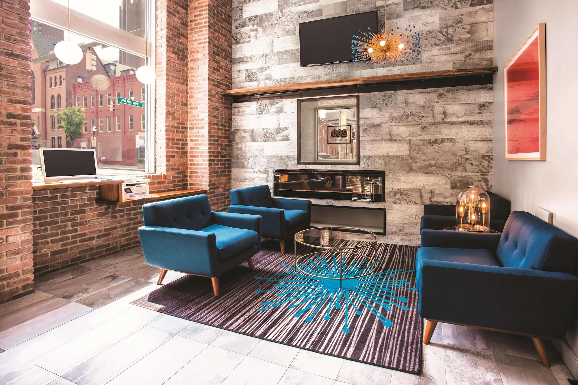 Vista Lobby La Quinta Inn & Suites by Wyndham Baltimore Downtown