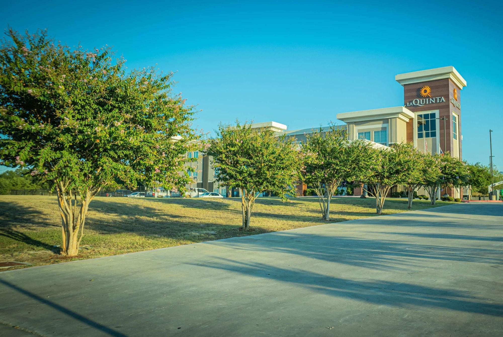 Vista Exterior La Quinta Inn & Suites by Wyndham Karnes City - Kenedy